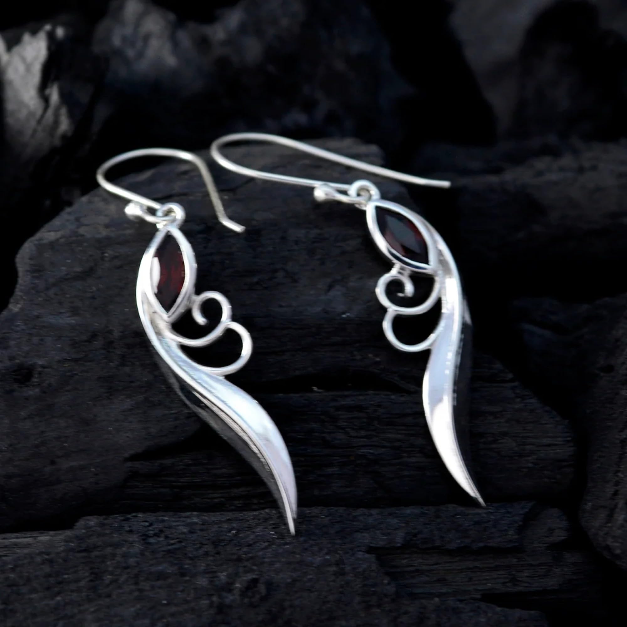 Orecchini pendenti in argento Sterling 925 fatti a mano con piuma di granato rosso naturale