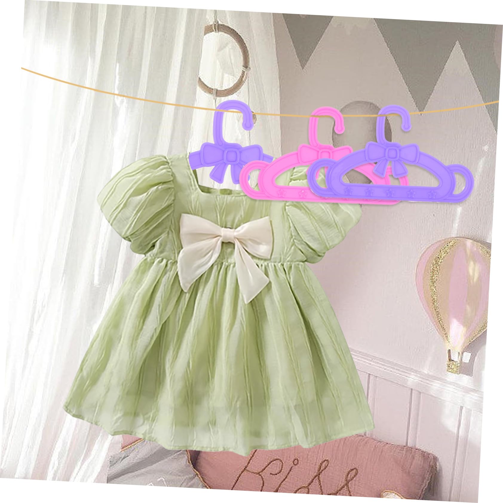 Perchas para Vestidos de Muñecas de Plástico 15 Piezas | Accesorios para Ropa de Muñecas de Juguete, Surtido Rosa Verde y Morado, para Navidad y Ocasiones Obsequios