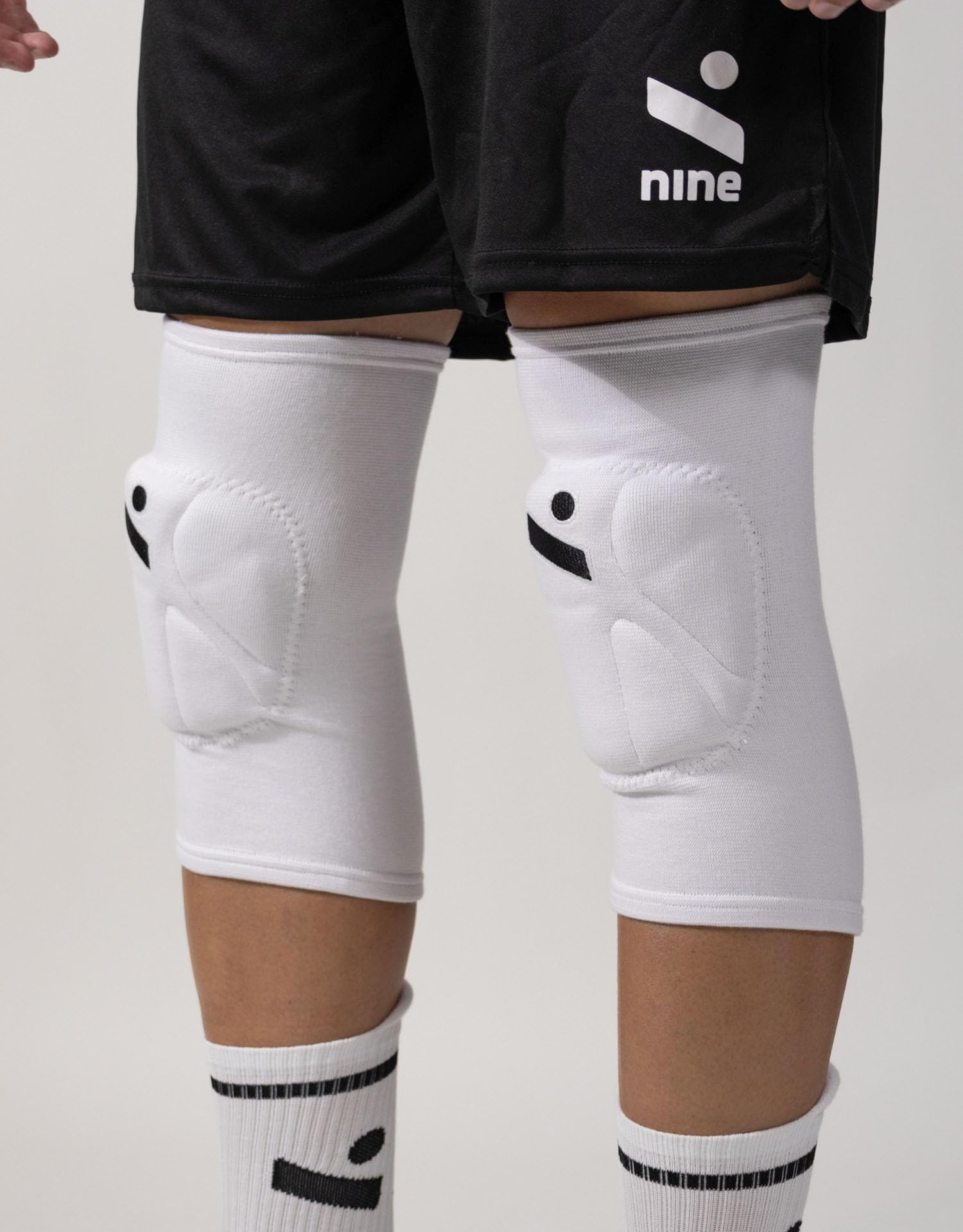 ninesquared New Shield Knieschoner Volleyball Unisex – Professioneller Schutz & Ergonomische Passform – 1 Paar – Weiß – Größe XL