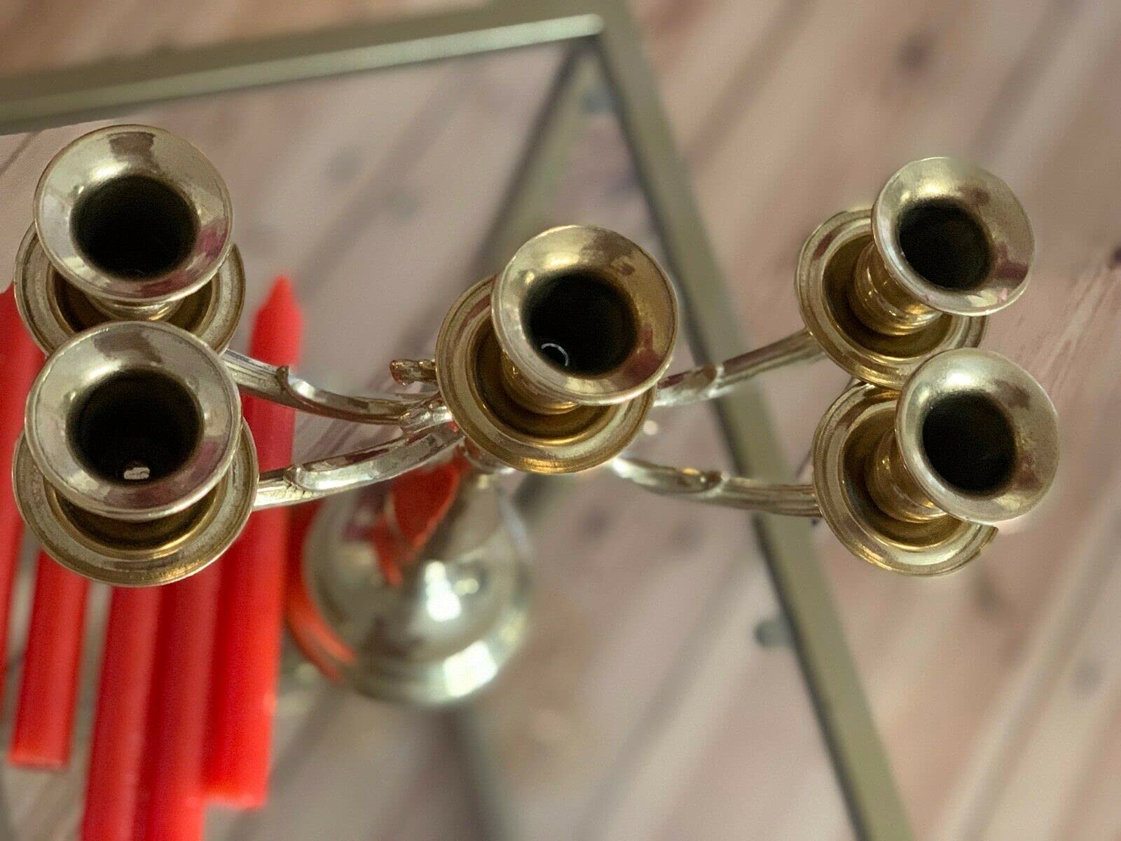 Candelabro a 5 bracci in ottone dorato.