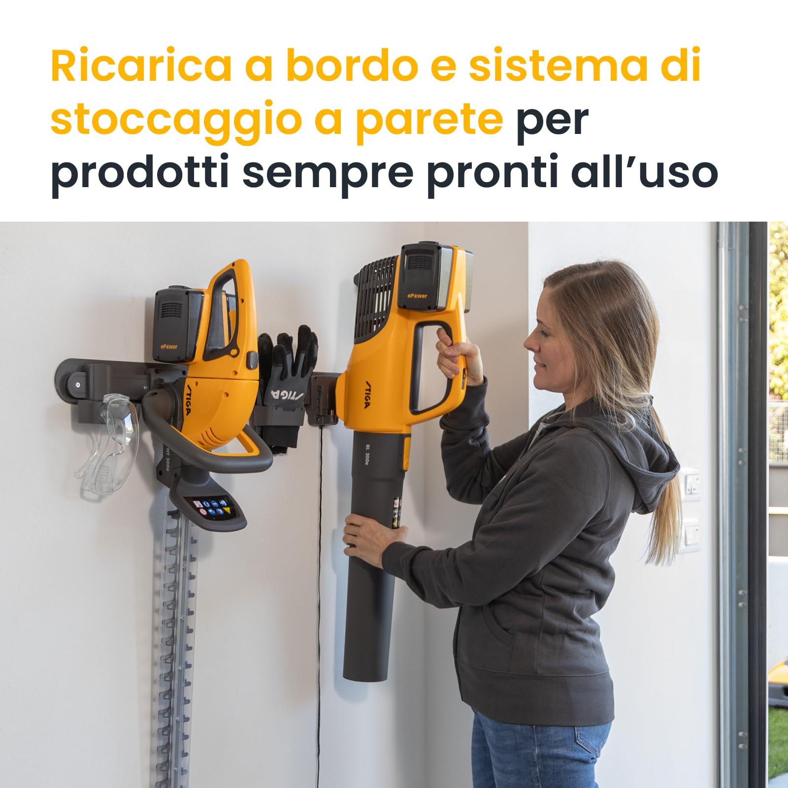 STIGA BL 300e Kit Soffiatore A Batteria, 2 Batt. 20 V 4 Ah + Caric. – Velocità aria 43 m/s, Autonomia 40 min – 2 Velocità, Ricarica A Bordo, Stoccaggio A Parete