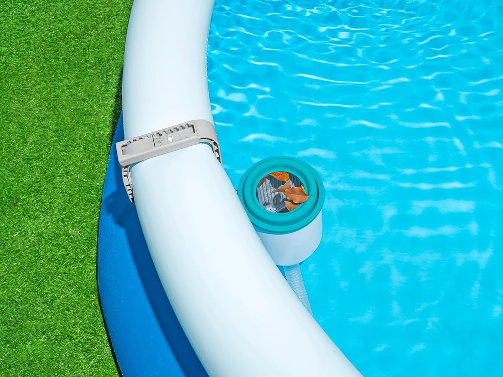 Skimmer per piscina fuori terra con staffa regolabile, cestino rimovibile per una raccolta efficiente dei detriti, ideale per una manutenzione rapida ed efficace della piscina