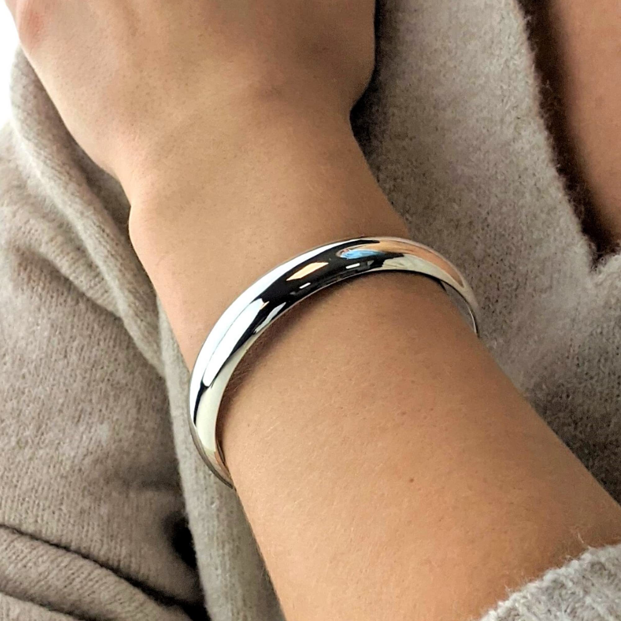 Silverly Brazalete Redondo Ancho de Plata de Ley 925 con Tubo Plano Curvo | Pulsera Clásica Sencilla de Plata para Mujer | Pulseras Anchas Apilables para Mujer | Regalos para Esposa, Mamá y Tía