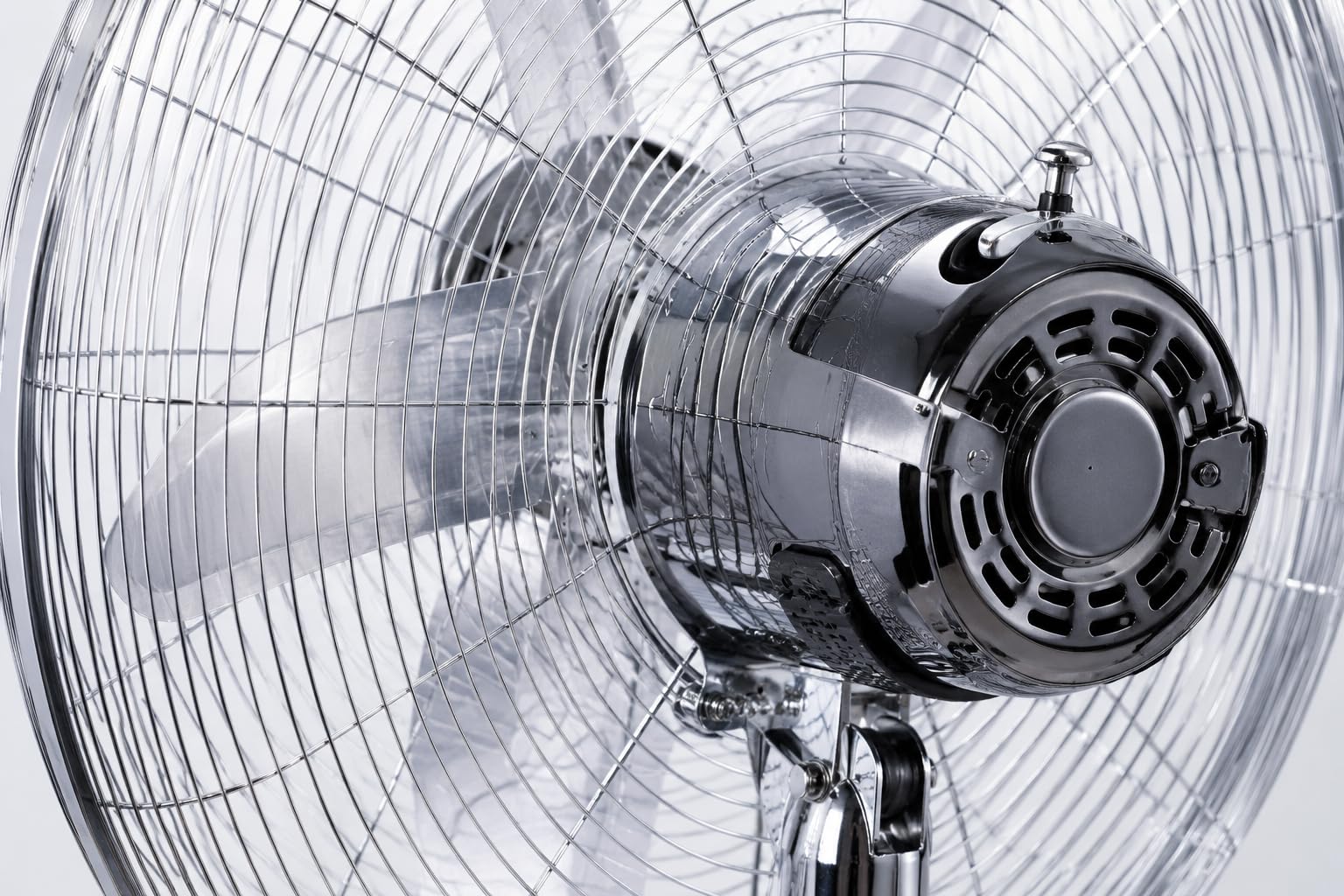 Generico Ventilatore 3 in 1 da Terra e Tavolo Cromato, Ventilatore Oscillante con Piedistallo Regolabile, Ventola Silenziosa ad Alta Potenza, Design Moderno in Metallo per Casa Ufficio Camera