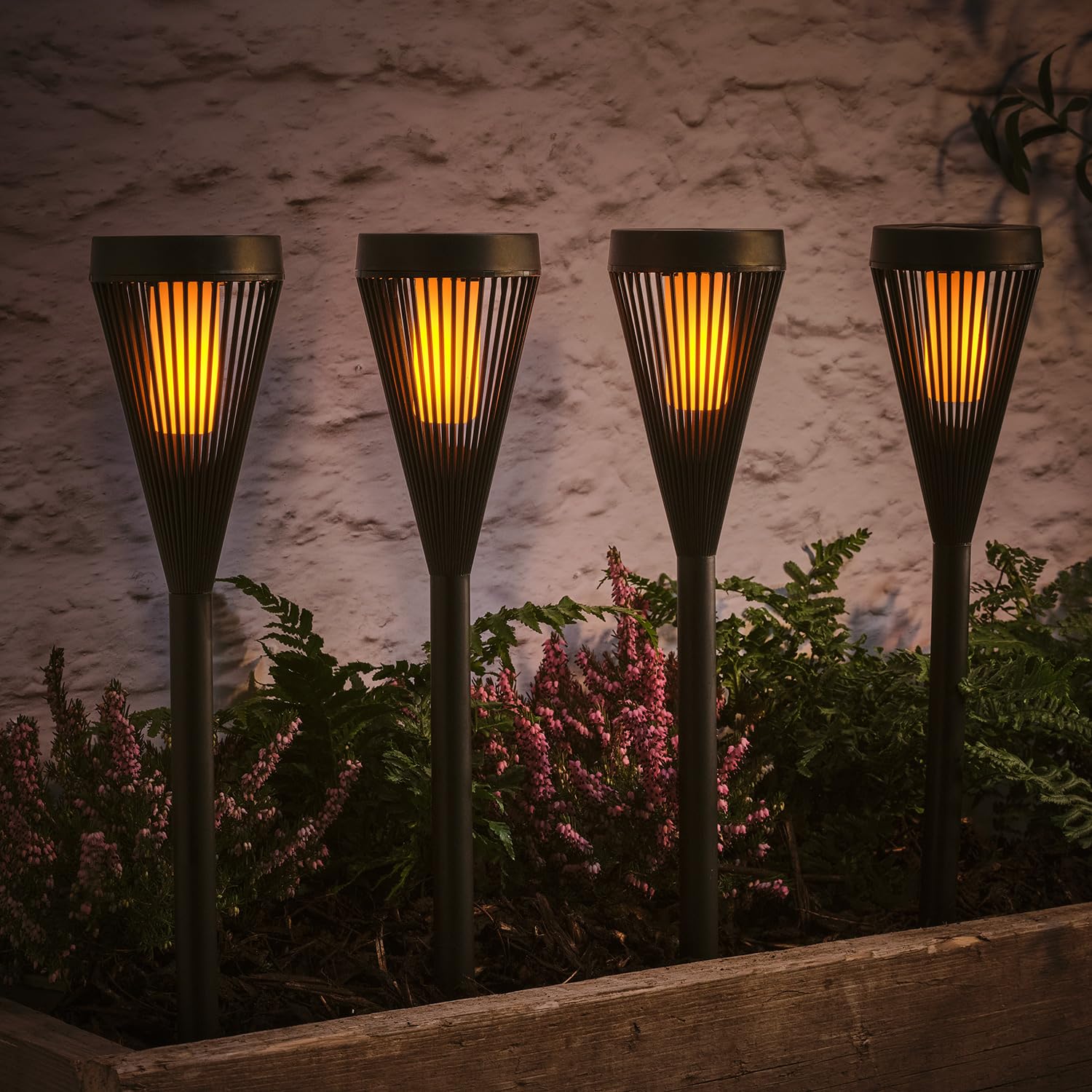Lights4fun Set mit 4 LED-Solarfackeln, warmweiß, flackernde Flamme, 45 cm, Dekoration für Garten, Balkon, Außenbereich
