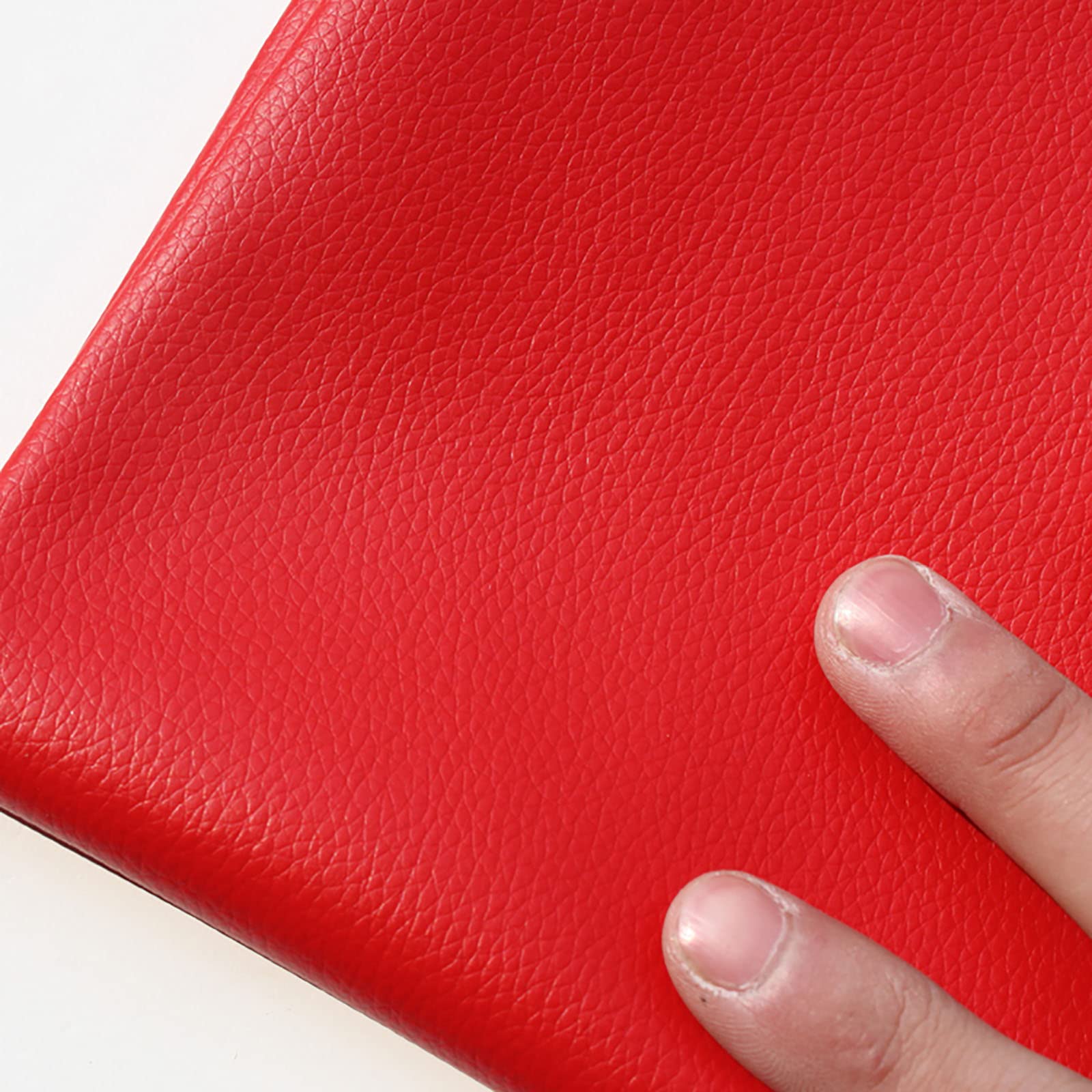 Réparer un canapé abîmé avec le tissu en cuir faux rouge imperméable