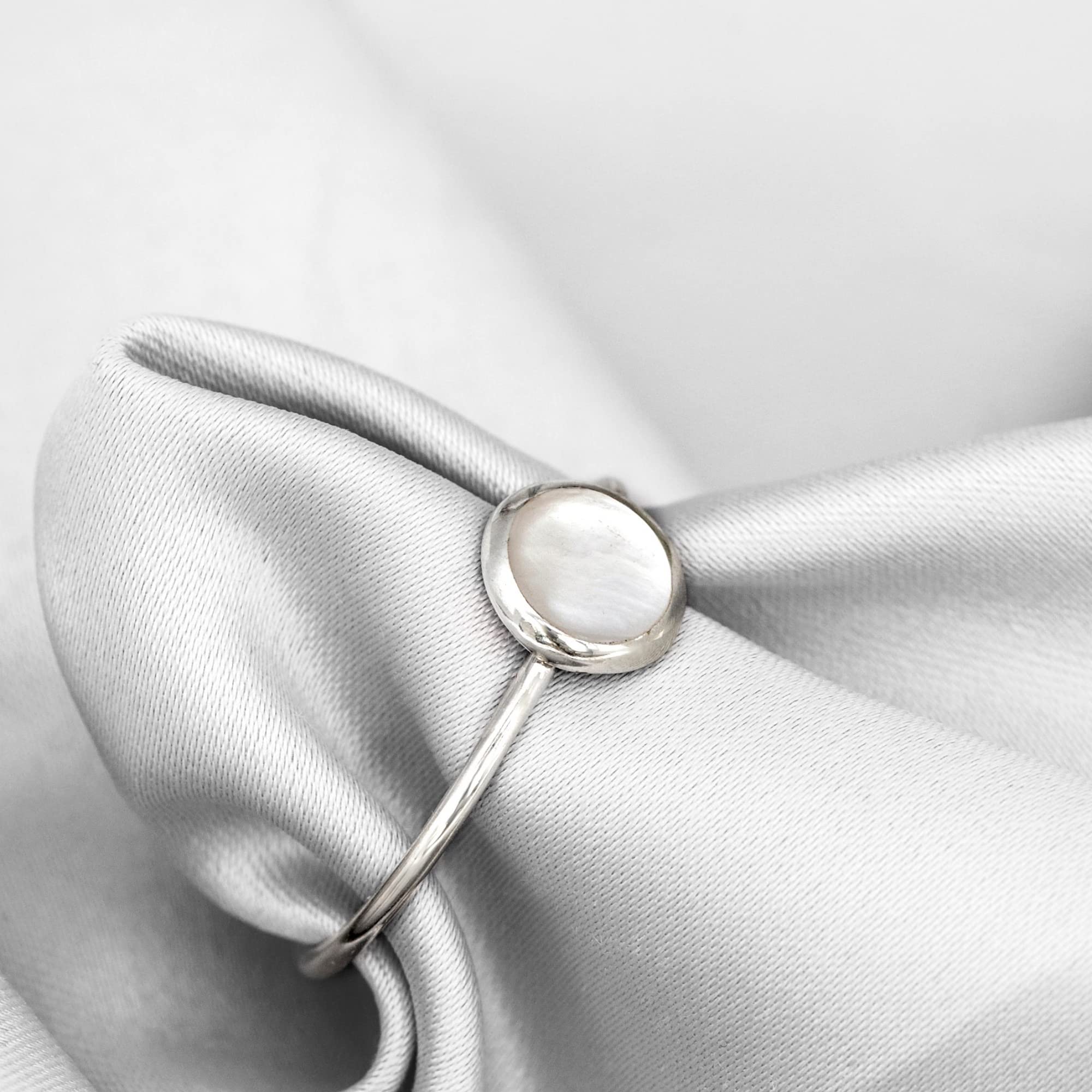 MadamLili - Perlmutt Ring Weiß aus 925 Sterling Silber - Größe nach Wunsch - Perlmutter - Maritimer Schmuck mit Geschenkbox