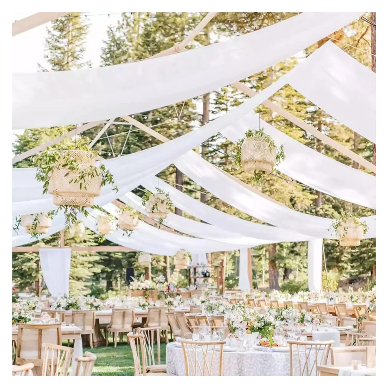 Rideaux de plafond blancs mariage en mousseline pour cacher un plafond inesthétique de fête