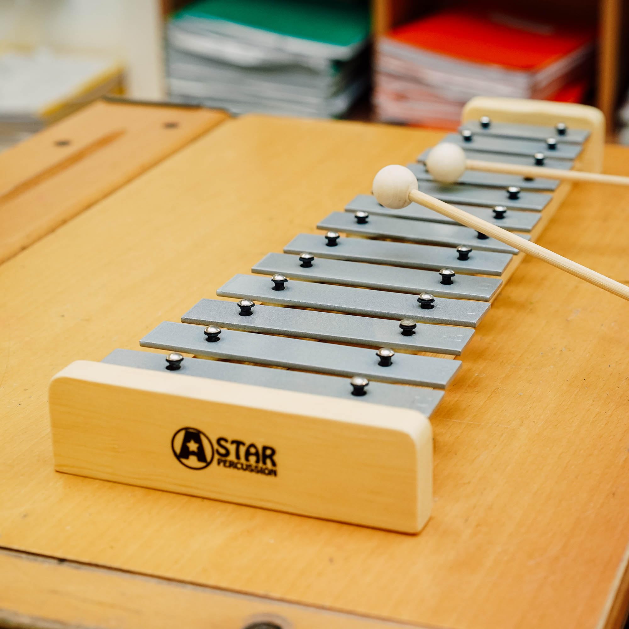 A-Star Xilófono soprano Glockenspiel de 13 notas con llaves plateadas y dos batidores de madera - Diatónico 2 octavas G5 a E6