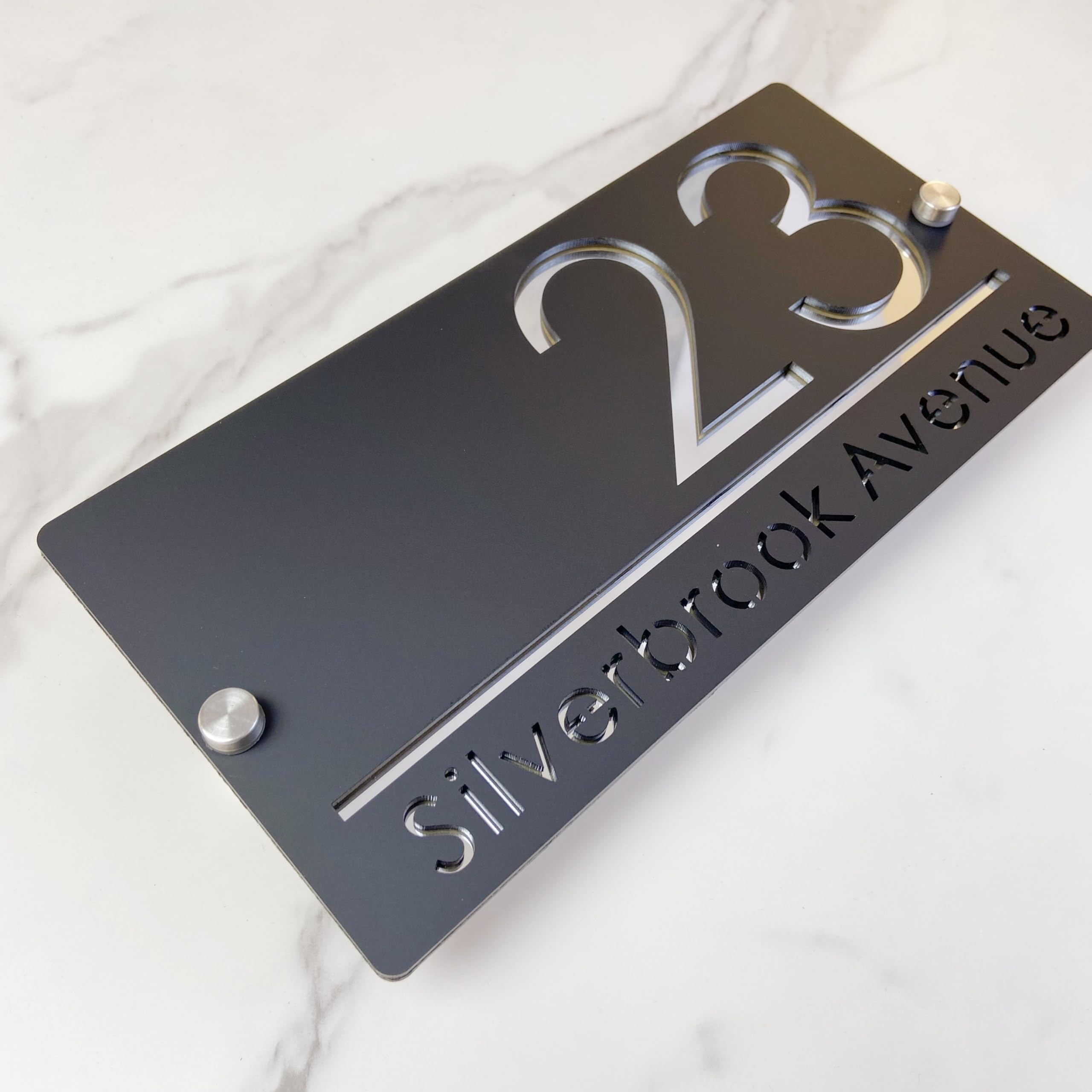 Placa de número de casa al aire libre, Diseño suspendido placa de número de casa personalizada, letrero de nombre de calle 3D cortado con láser acrílico moderno (negro&plata)