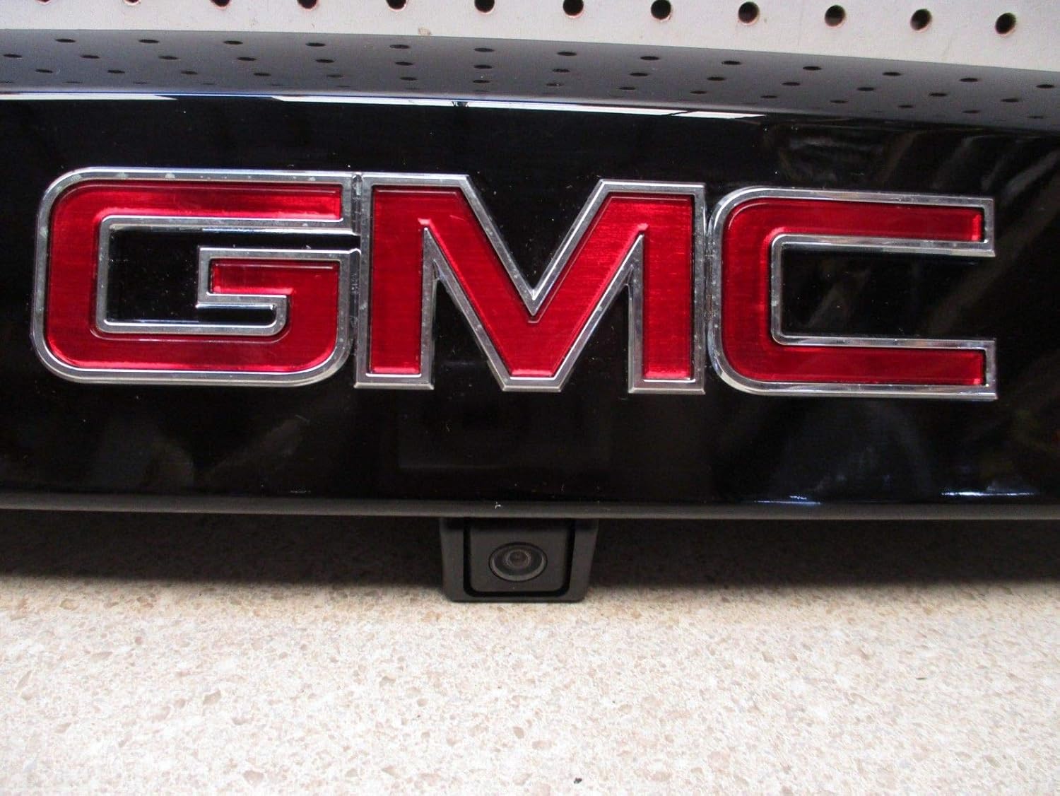GM 23168610 APPLIQUE-RR CLSR CTR *NO COLOR""