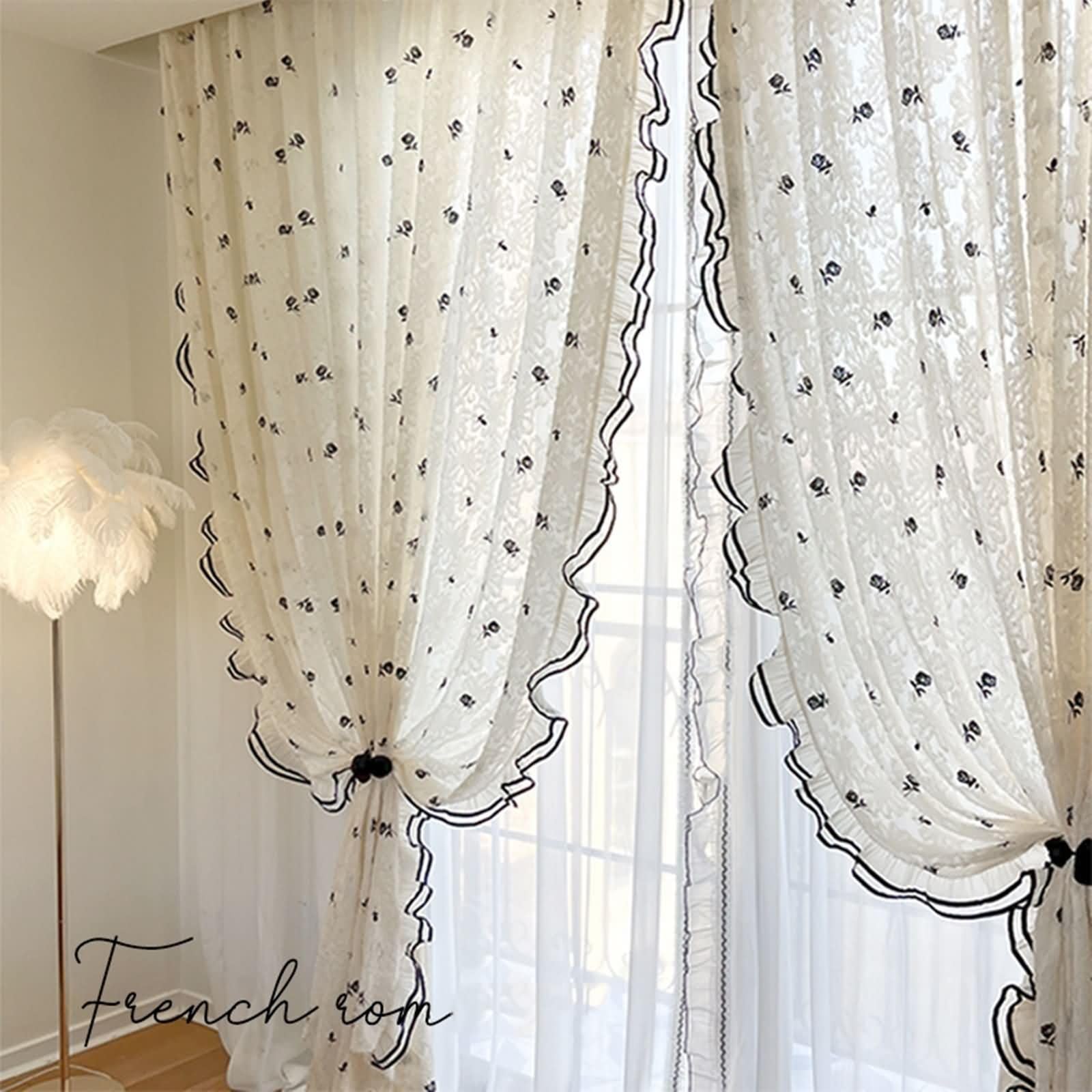 Rideaux salon fenetre broderie rose KnSam pour une ambiance cosy beige