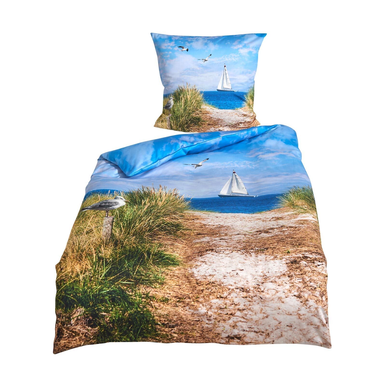 Traumschlaf Mako-Satin Bettwäsche Segelboot – maritimes Strandmotiv mit Dünen und Meerblick – aus 100% Baumwolle in glatter Satin-Qualität – weich und atmungsaktiv – 135x200 cm + 80x80 cm
