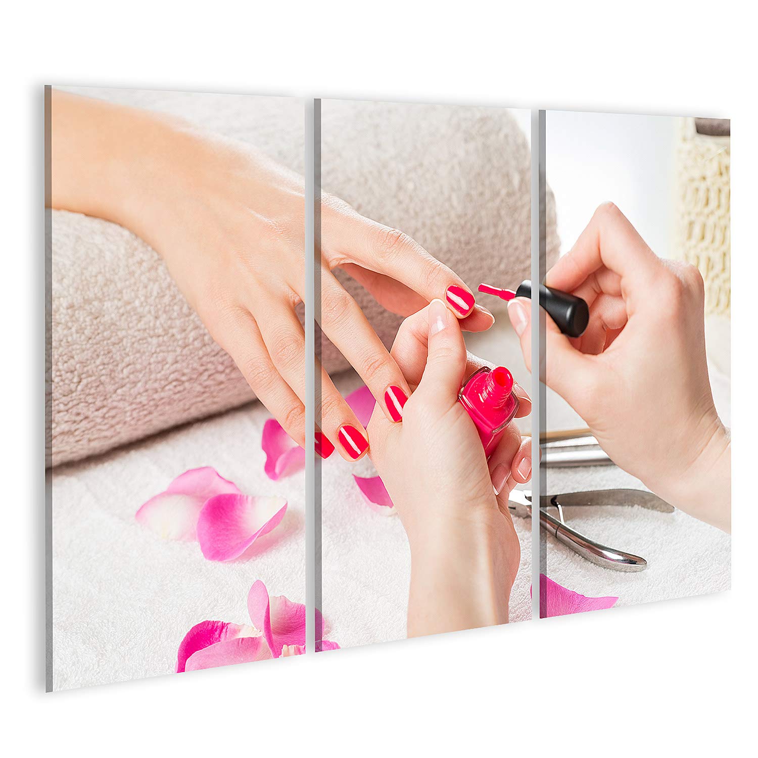 Cuadro en lienzo Primer plano de una esteticista aplicando esmalte de uñas a una mujer en un salón de uñas. Primer plano de una mano femenina con esmalte de uñas rosa después de la manicura.