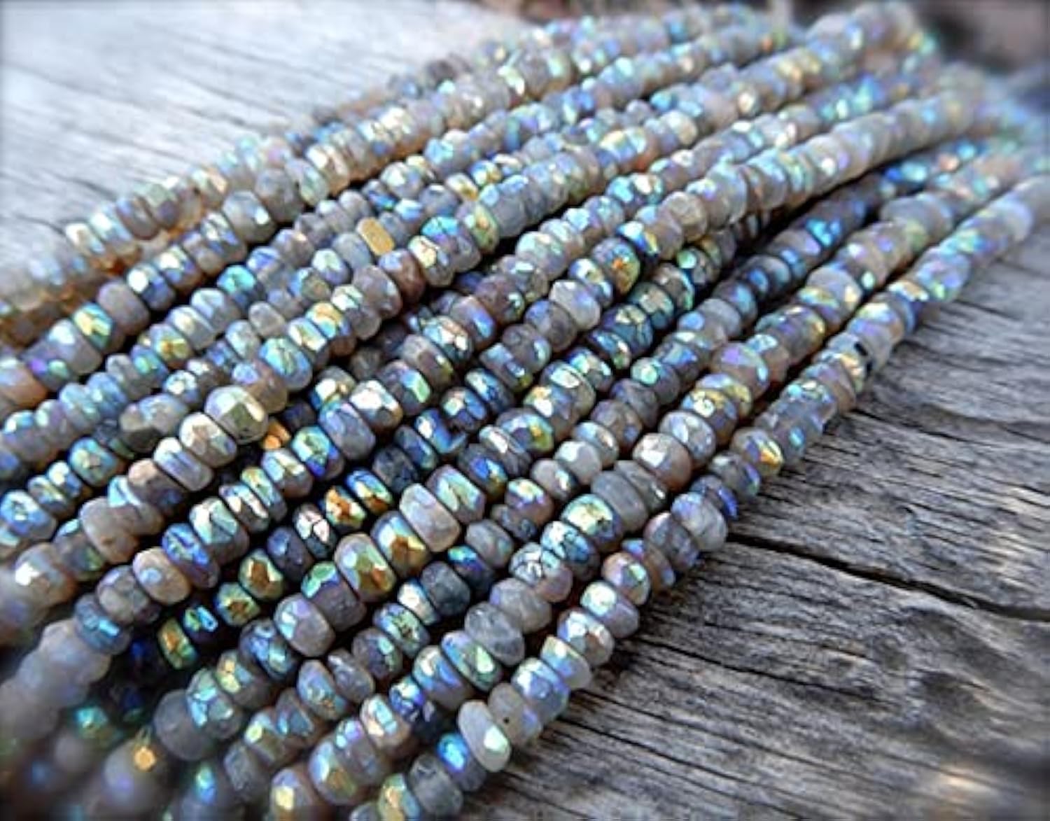 Pierre de lune grise facettée 4mm LKBEADS pour éviter les perles irrégulières