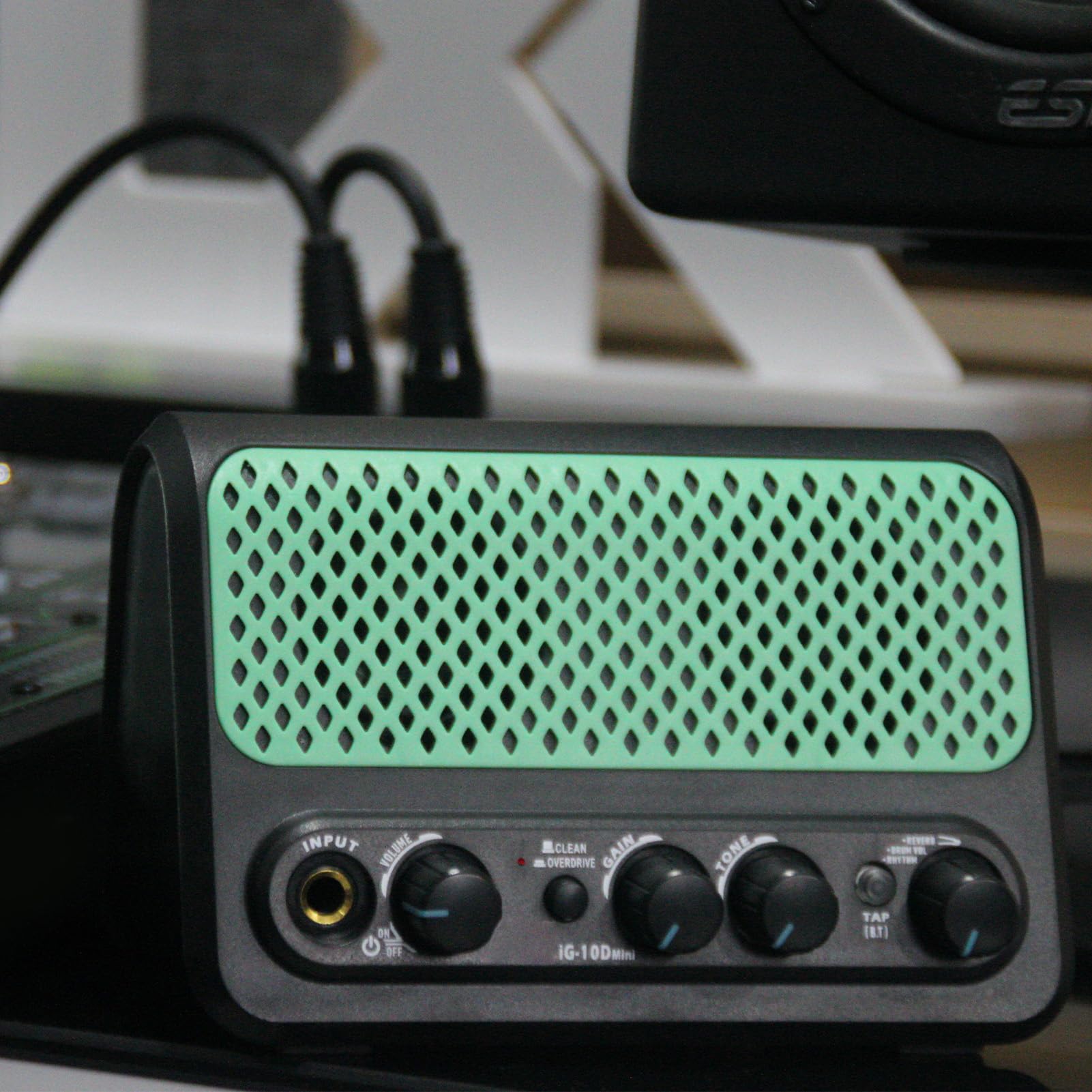 Drfeify Haut-Parleur de Guitare électrique, Connexion sans Fil BT, Boîte à Rythmes, Bouton de tonalité, Commandes de Gain et de tonalité, Rechargeable, Noir, pour Guitaristes