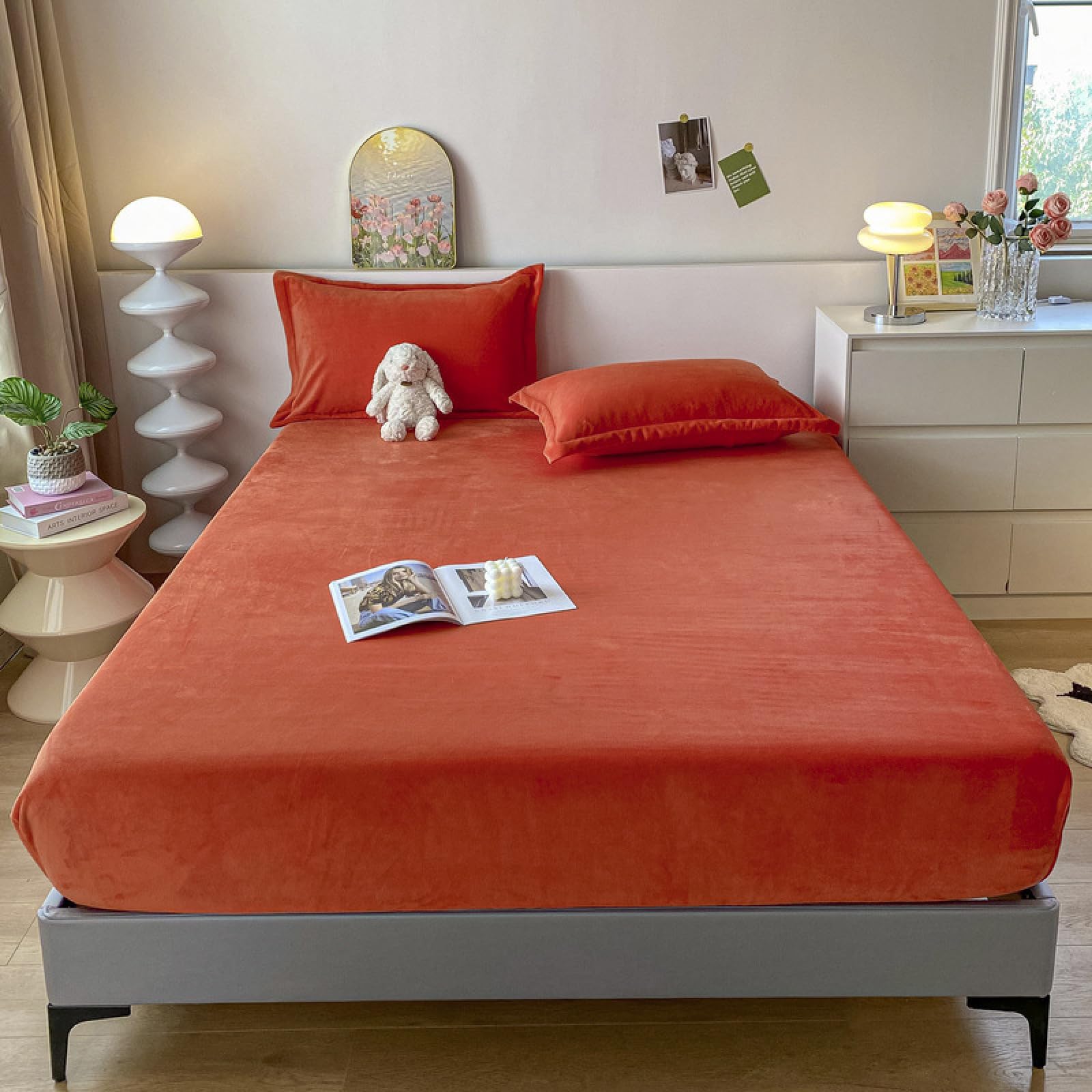 赤のシングルベッド