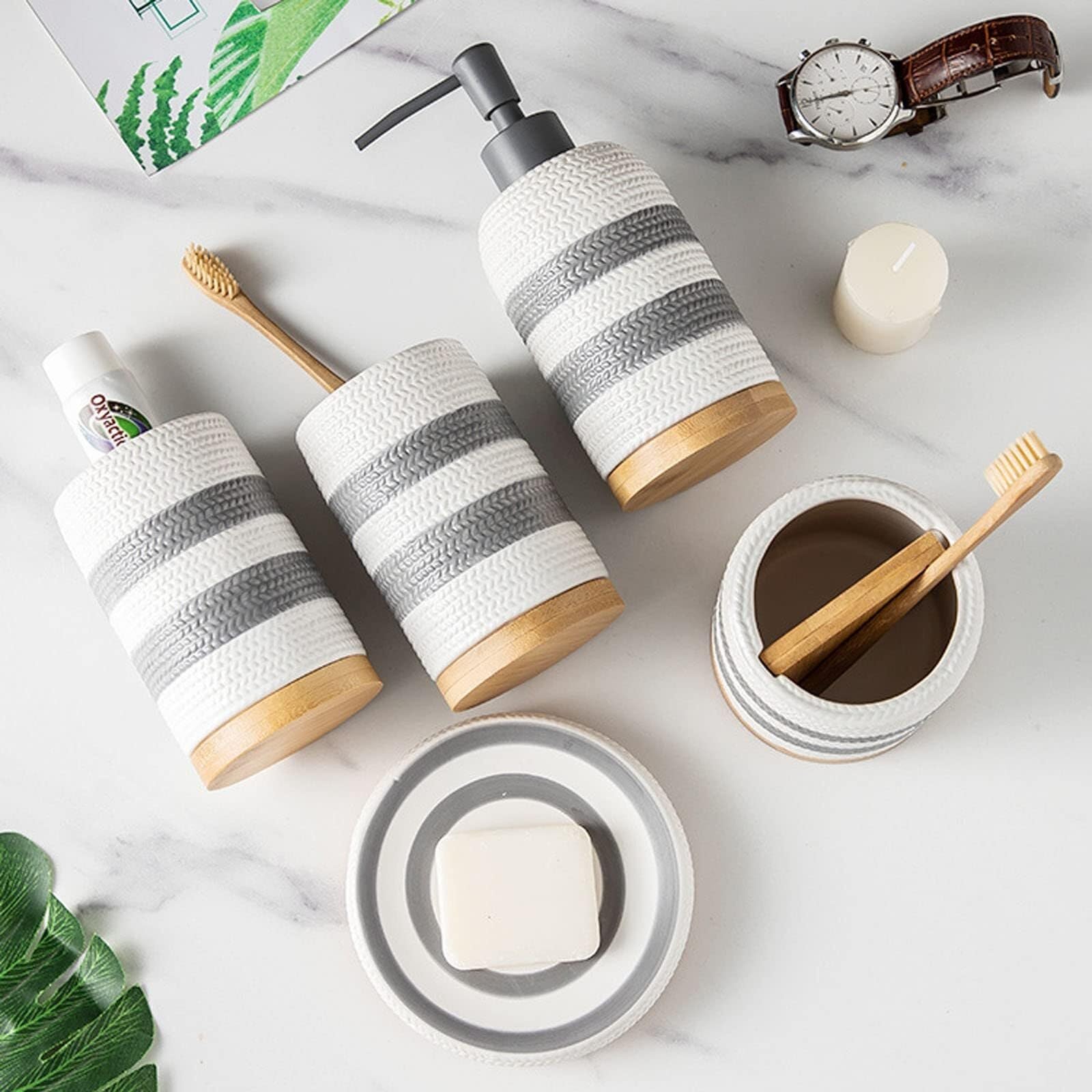 Set di accessori per il bagno Set di accessori for il bagno moderno con dispenser, portasapone, portaspazzolino e bicchiere Arredamento per gli affittuari