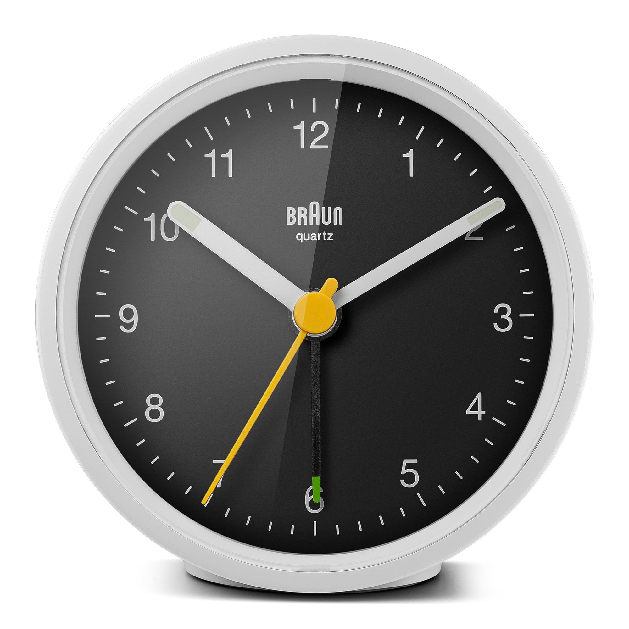 Braun Klassischer analoger Wecker Schlummerfunktion und Licht, ruhiges Quarzuhrwerk, Crescendo-Alarm in Weiß und Schwarz, Modell BC12WB.
