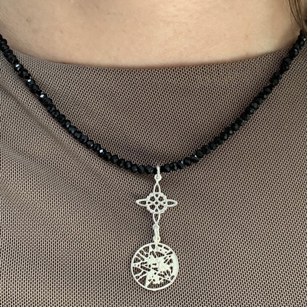 Halskette aus 925er-Sterlingsilber mit doppeltem Schutz, schwarzer Stein – handgefertigter Amulett für Damen – Spiritueller Schmuck mit Charm Anhänger Hexenknoten und Tetragramaton – 45 cm