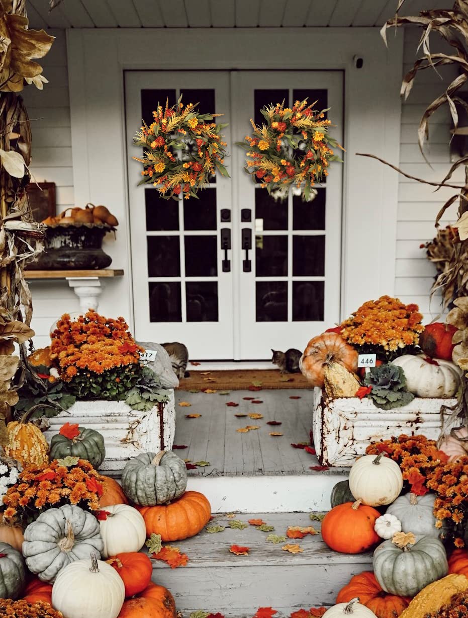 Prachtige, kleurrijke herfst krans aan de voordeur. Gebruik behalve de gekleurde herfstbladeren ook eens leuke takjes met besjes of kleine pompoenen. . Foto geplaatst door Marington-nl op