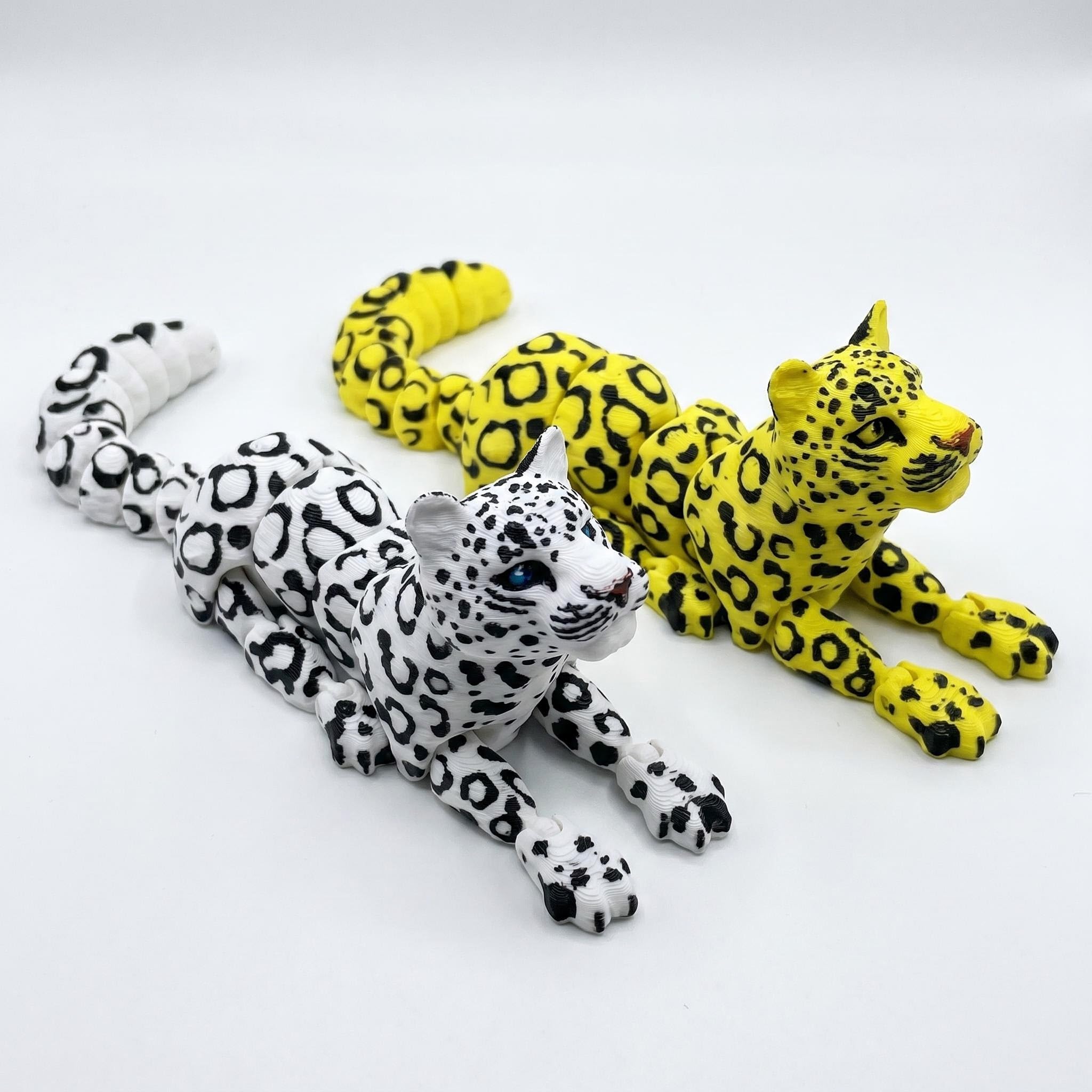 Cretvestsar 2 Pcs 3D Printed Snow Leopard Figurine Articulated Snow Leopard Toy Poseable 3D Printed Animals for Desktop Decor Stress Relief Fidget Toy Collectible Figurines