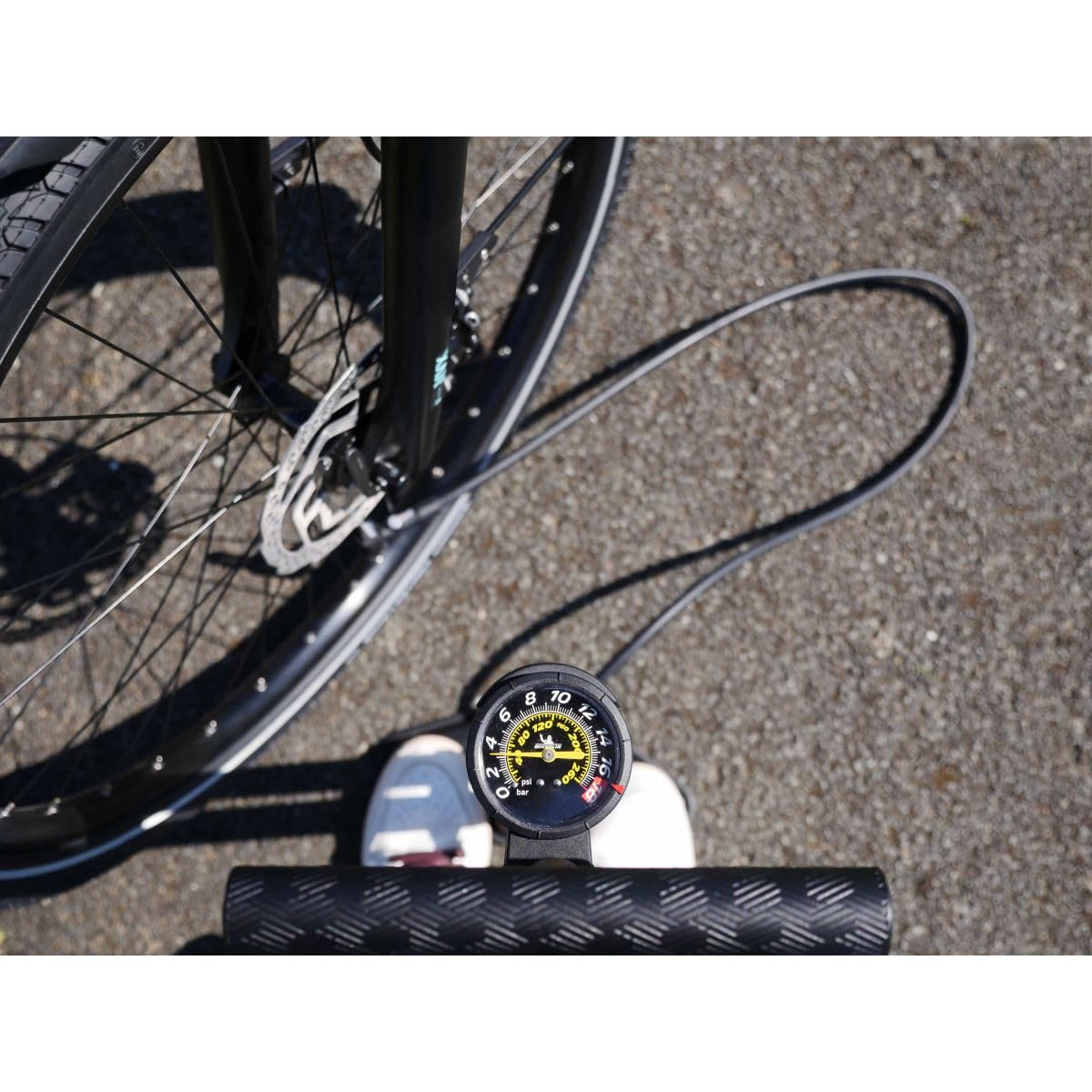 MICHELIN - Pompe à Pied avec compresseur AIR Tank TUBELESS - Double Fonction pour pneus tubeless et avec Chambre à air - Manomètre analogique - Corps en Acier - Compatible valves Presta/Schrader