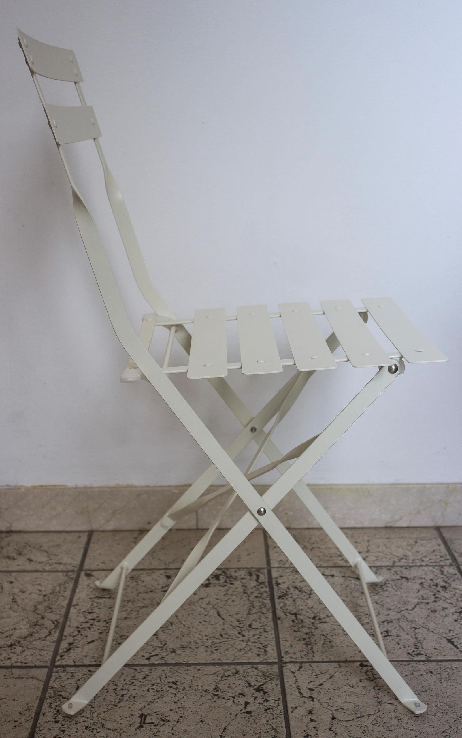 AVANTI TRENDSTORE Toano - Set arredo esterno in acciaio per due persone, composto da un tavolino con piano rotondo e due sedie, pieghevole. Disponibile nel colore bianco.