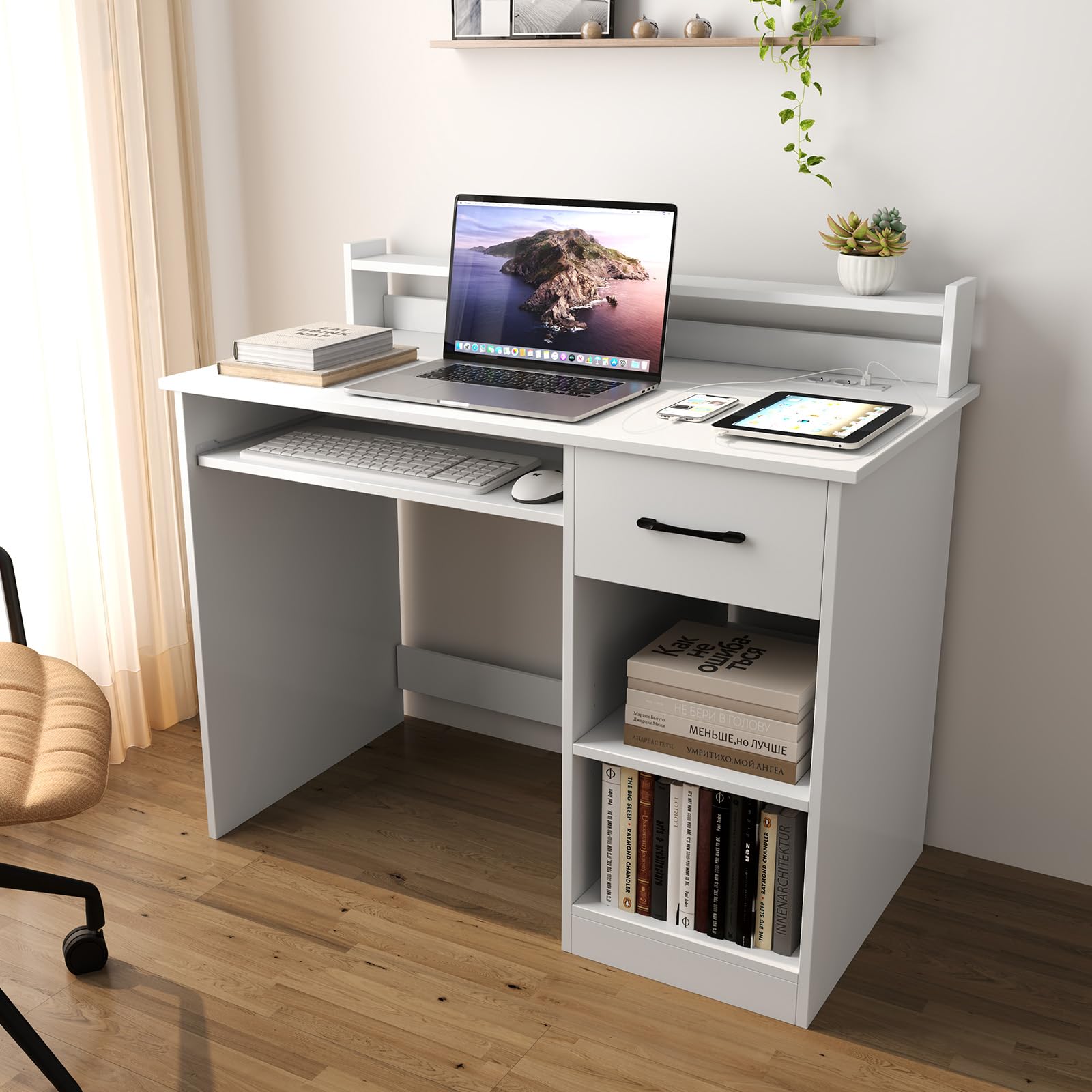 GYMAX Scrivania per Computer con Stazione di Ricarica, USB/Type-c, Tavolo da Studio PC, Ripiani e Cassetto, Foro per Gestione Cavi, Moderno per Camera da Letto, Soggiorno, 105 x 55 x 89 cm, Bianco