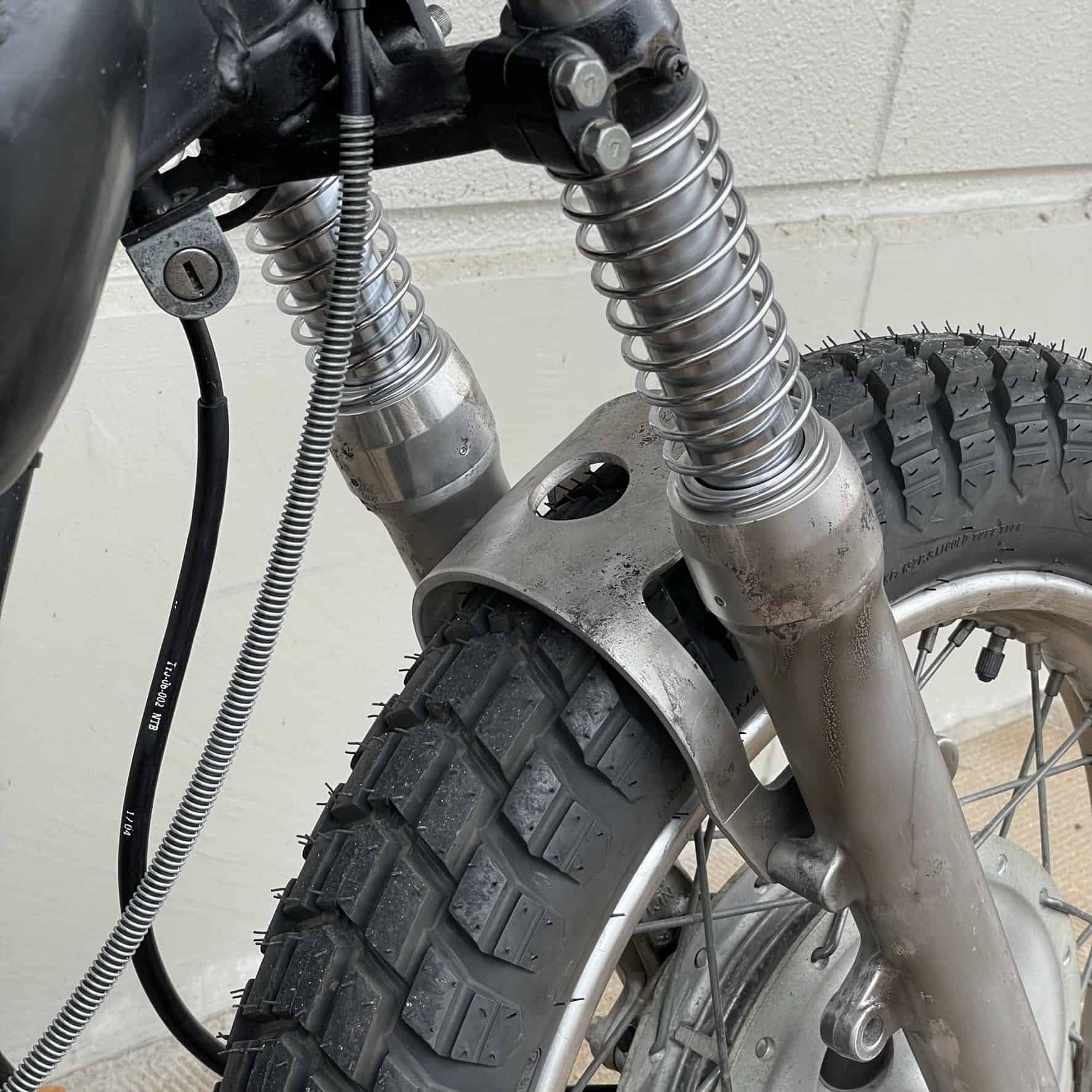 ヤマハ　SR400 500 フロントフォークスタビライザー Amazon | SR400/500 フロントフォークスタビライザー