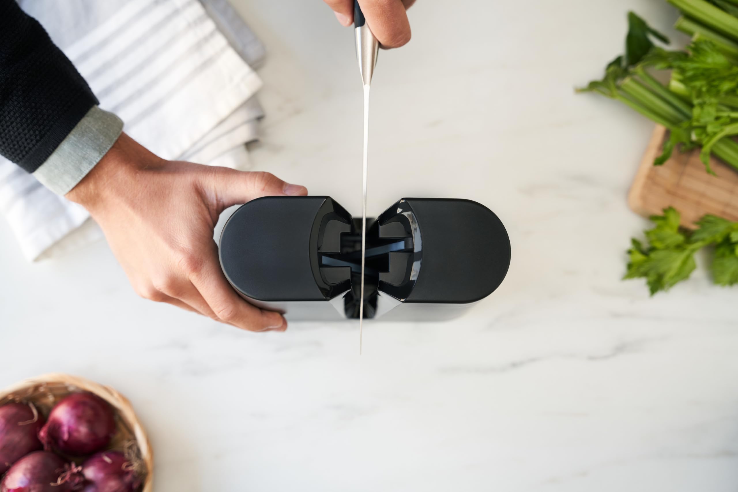 ZWILLING V-Edge afilador de cuchillos con piedras cerámicas, apto para cuchillos europeos y japoneses, negro