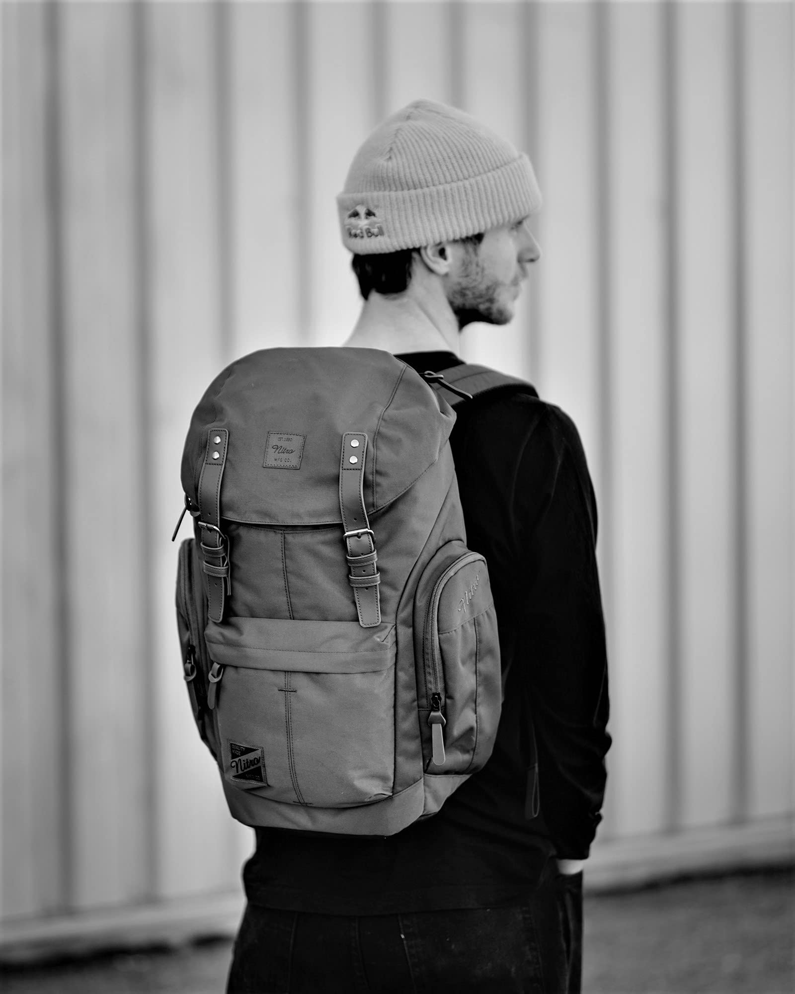 Nitro Daypacker Alltagsrucksack im Retro Look mit Gepolstertem Laptopfach, Schulrucksack, Wanderrucksack oder Streetpack, 32 L