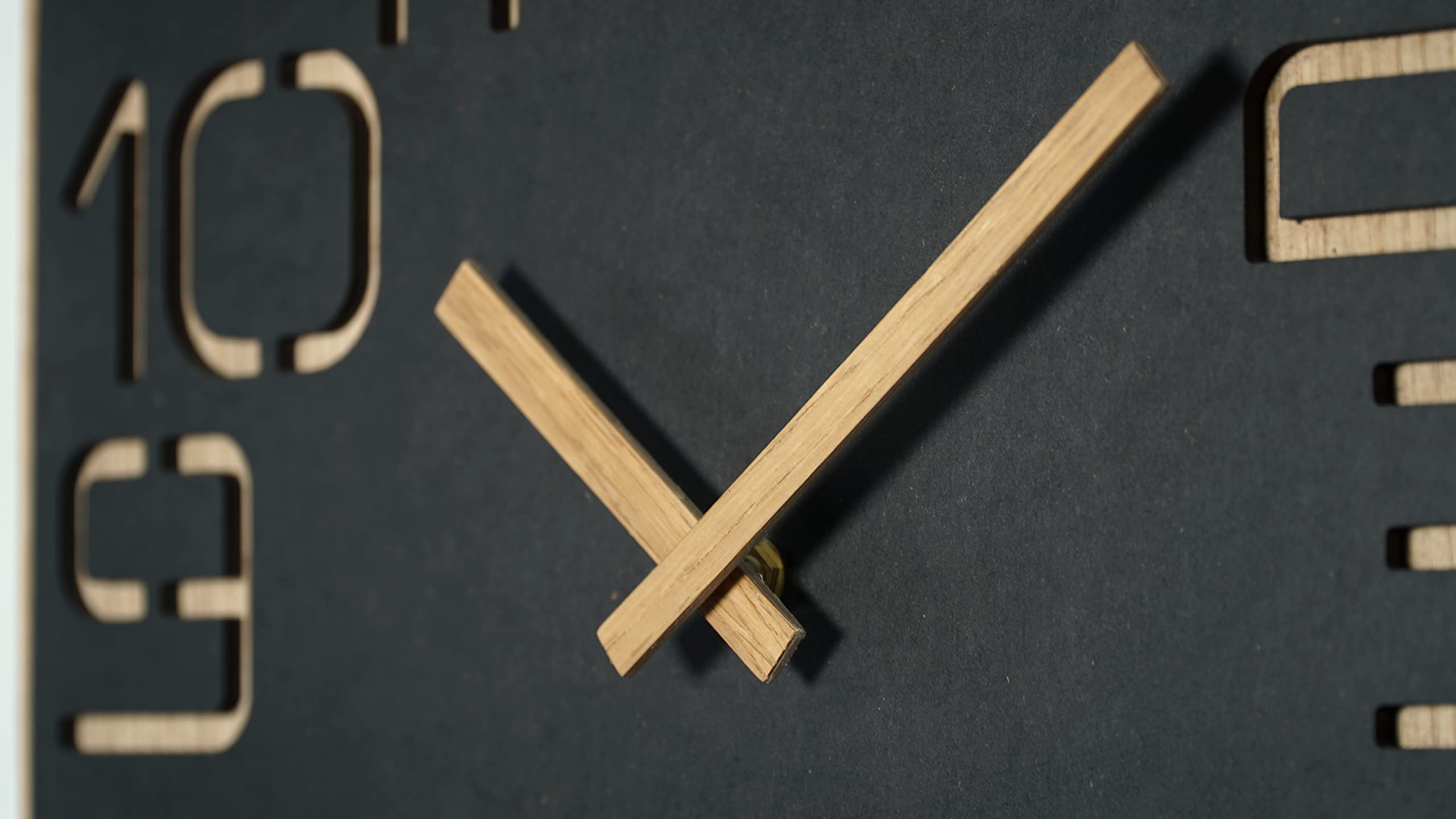 Orologio da parete grande effetto legno Digits ECO, quadrato, silenzio, soggiorno, camera da letto, prodotto in UE (nero, 40 cm)