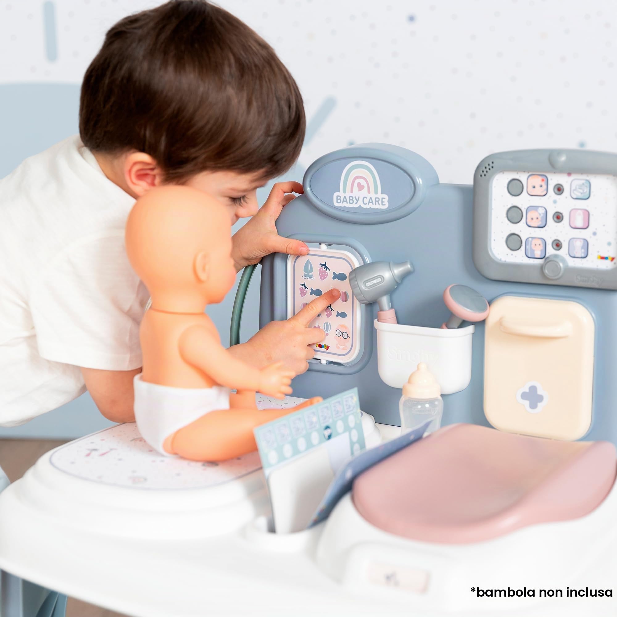 Smoby - Cura del bambino - Centro di assistenza - Giocattolo pediatra imitazione - Per neonati e bambole - Tablet elettronico - 24 accessori da dottore - Dai 3 anni