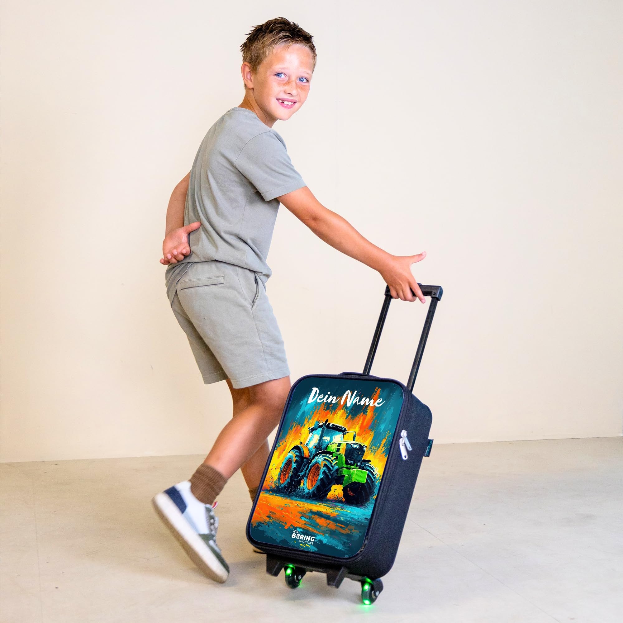 NoBoringSuitcases.com® Kinderkoffer Klein Personalisiert mit Name 48x31x19 cm Rollkoffer Kleiner Kinder Koffer mit LED Rollen Kindertrolley für Kind Traktor - Grün - Abstrakt