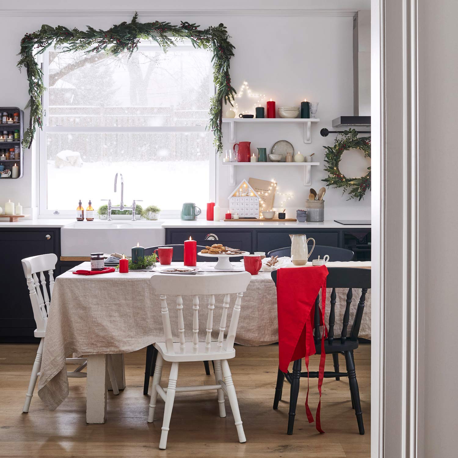 Lights4fun 2m Weihnachtsgirlande mit roten Beeren und Mirco LED Lichterkette Timer Weihnachts Deko Tischdeko