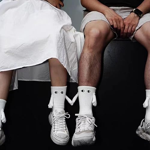 Miniatura 4 de Yawlsow 2 pares de calcetines tomados de la mano, divertidos calcetines magnéticos de succión 3D para muñecas, calcetines unisex para parejas