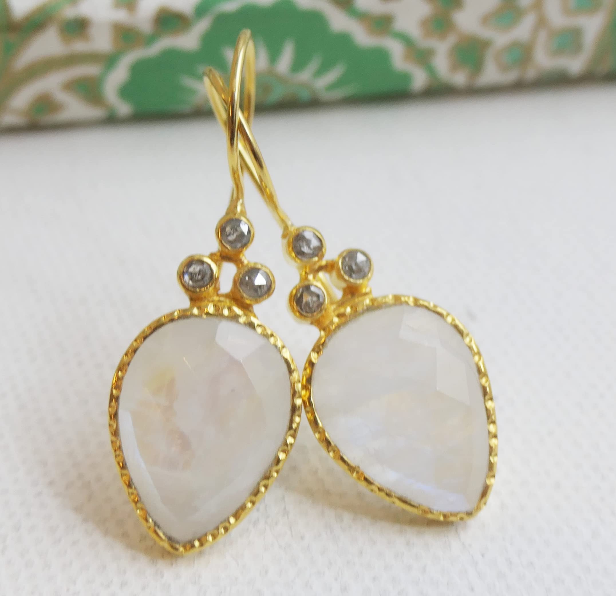 Pendientes de plata de ley con piedra de luna y diamantes chapados en oro