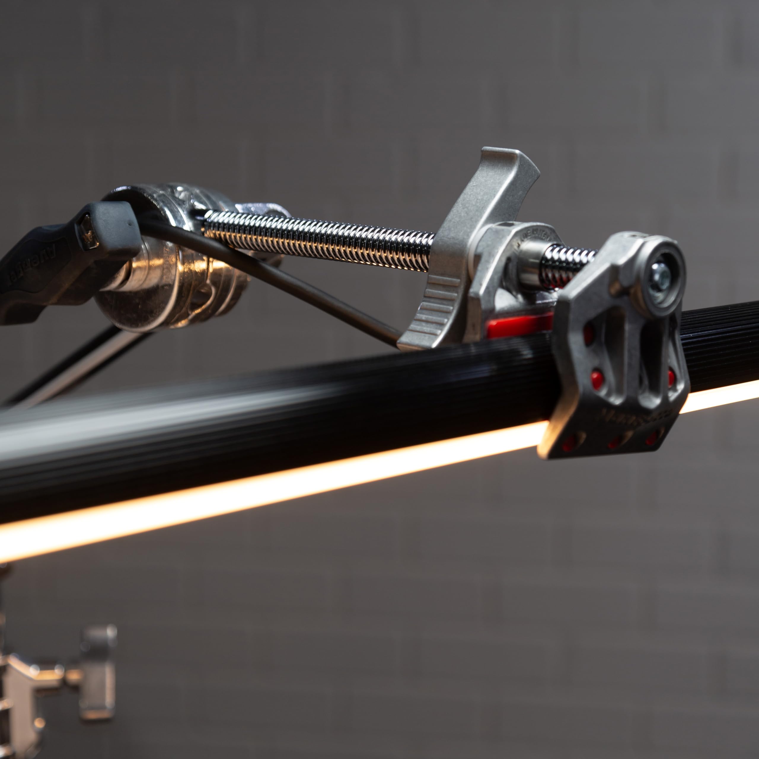 Manfrotto Ścisk śrubowy 6" ze szczękami - zacisk śrubowy do dużych obciążeń ze szczękami - 6"/15 cm pojemność otwierania - 50 kg maksymalne obciążenie użytkowe - 5/8" / 16 mm Baby Pin - C152EJ