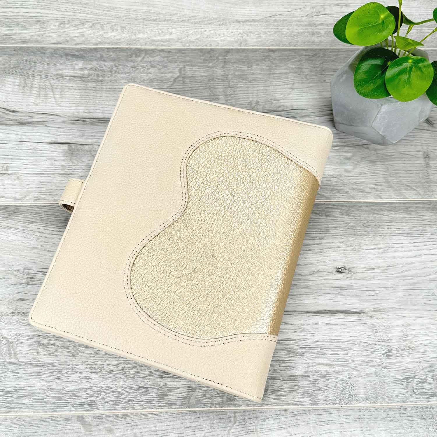 SinnWunder® Premium Ringplaner-Mappe mit 6 Ringen - nachfüllbar - aus geschmeidigem, italienischem Velourleder - Größe Din A5 -Creme-Gold