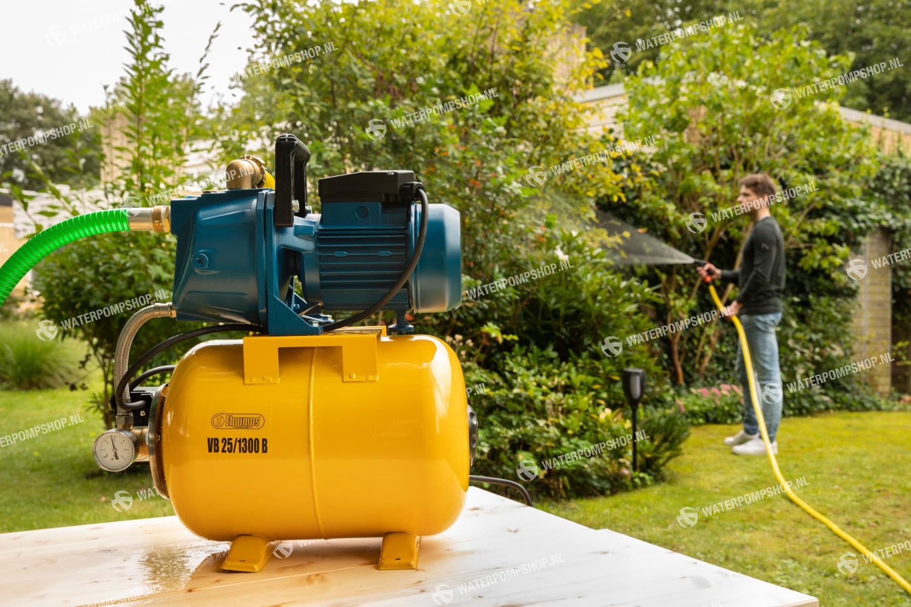 Bomba de agua para uso doméstico (800 W, hasta 8 m de profundidad, presión de 4 bar, 3600 L/h, VB 25/800)