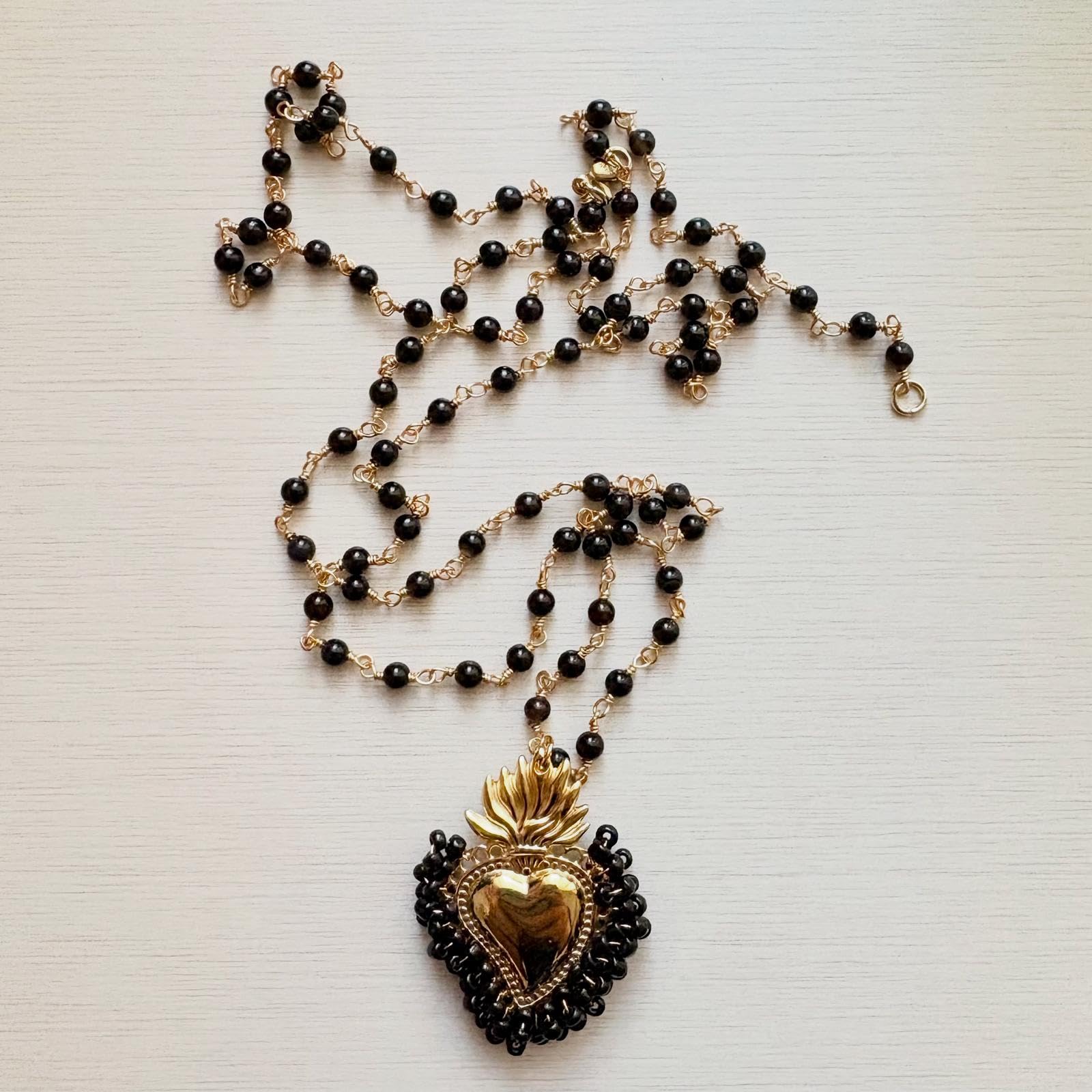 Generico Collana Rosario Nera con Cuore Sacro – Collana Artigianale Fatta a Mano con Pietre Dure, Ottone Anallergico, Made in Italy