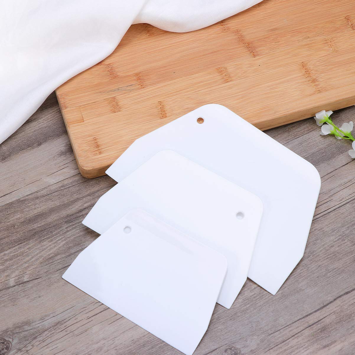 IFUNDOM 3 Pieces Dough Scraper Bowl Scraper Food-safe Plastic Dough Cutter Flexible Plastic Scraper Bench Scraper Multipurpose Food Scrappers for Bread Dough Cake Fondant Icing, White
