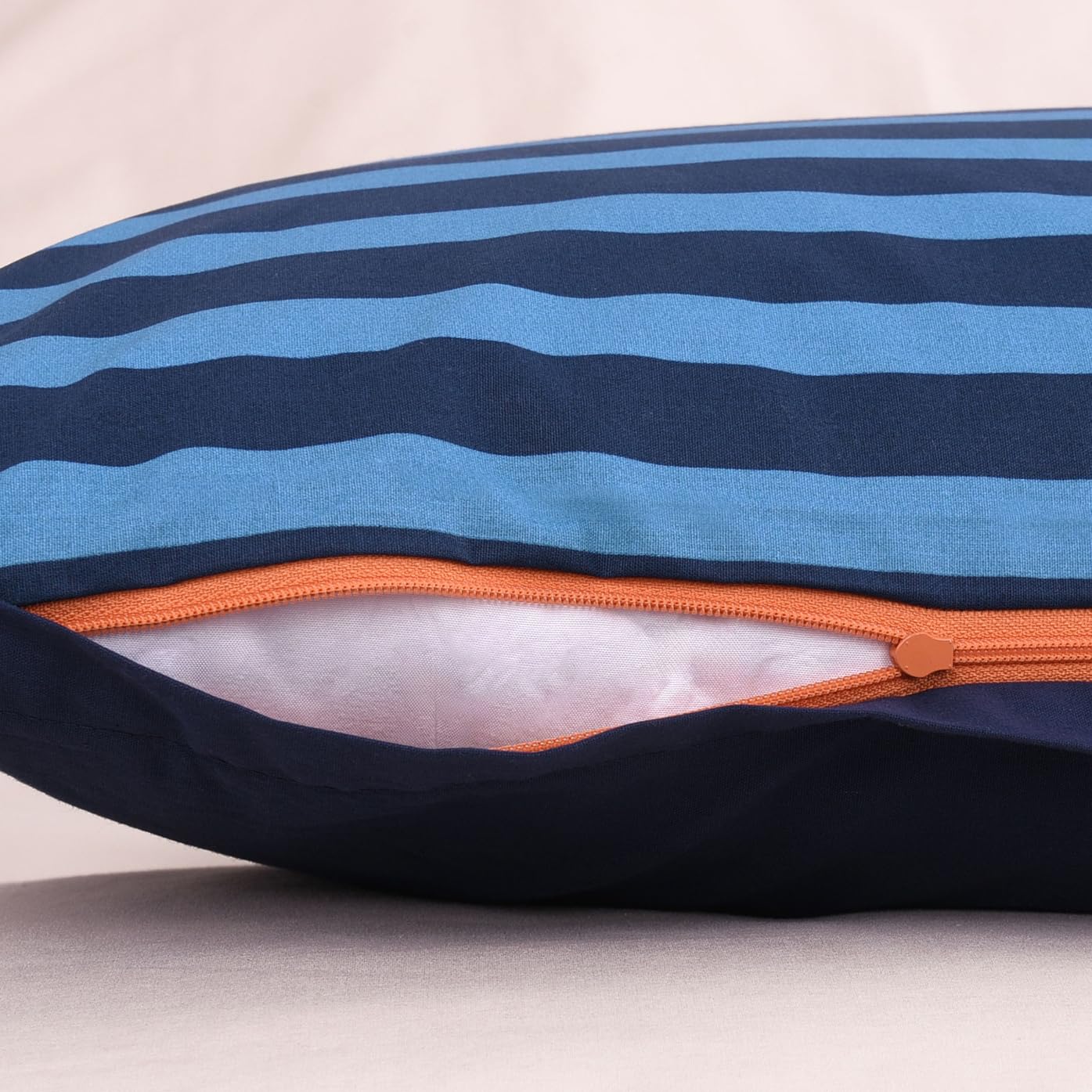 Herding TOM Tailor Bettwäsche Medium Stripes Dark Navy & Cool Blue, 80 x 80 cm + 155 x 220 cm, 100% Baumwolle/Renforce, mit Wendemotiv und farbigem Markenreißverschluss