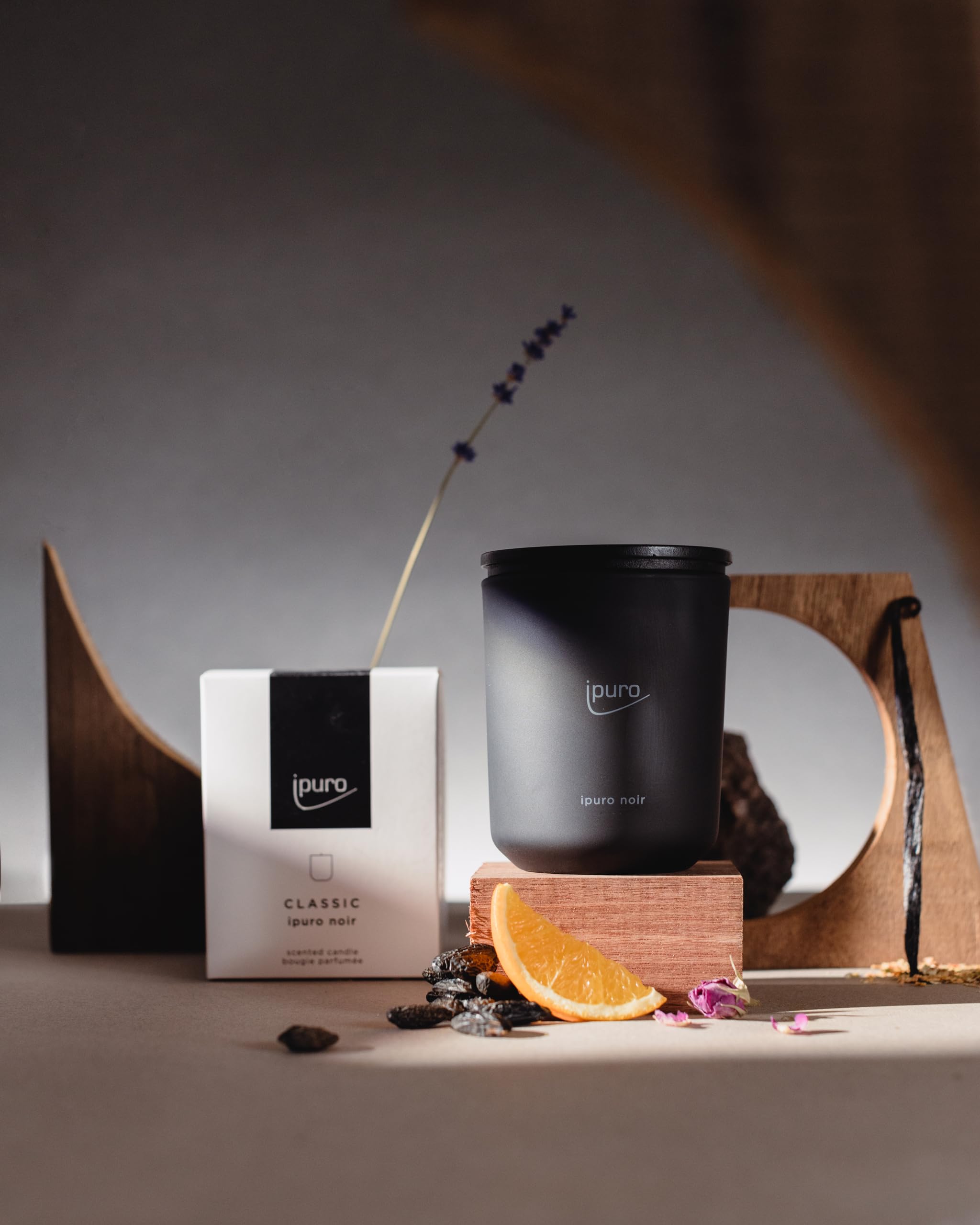 ipuro Classic dekorative Duftkerze - NOIR | Duftkerze im Glas mit Rose, Patschuli, Sandelholz, Eukalyptus & Kokosnuss Aroma | Kerzen mit langanhaltendem Duft | Raumduftkerze in schwarz 270g