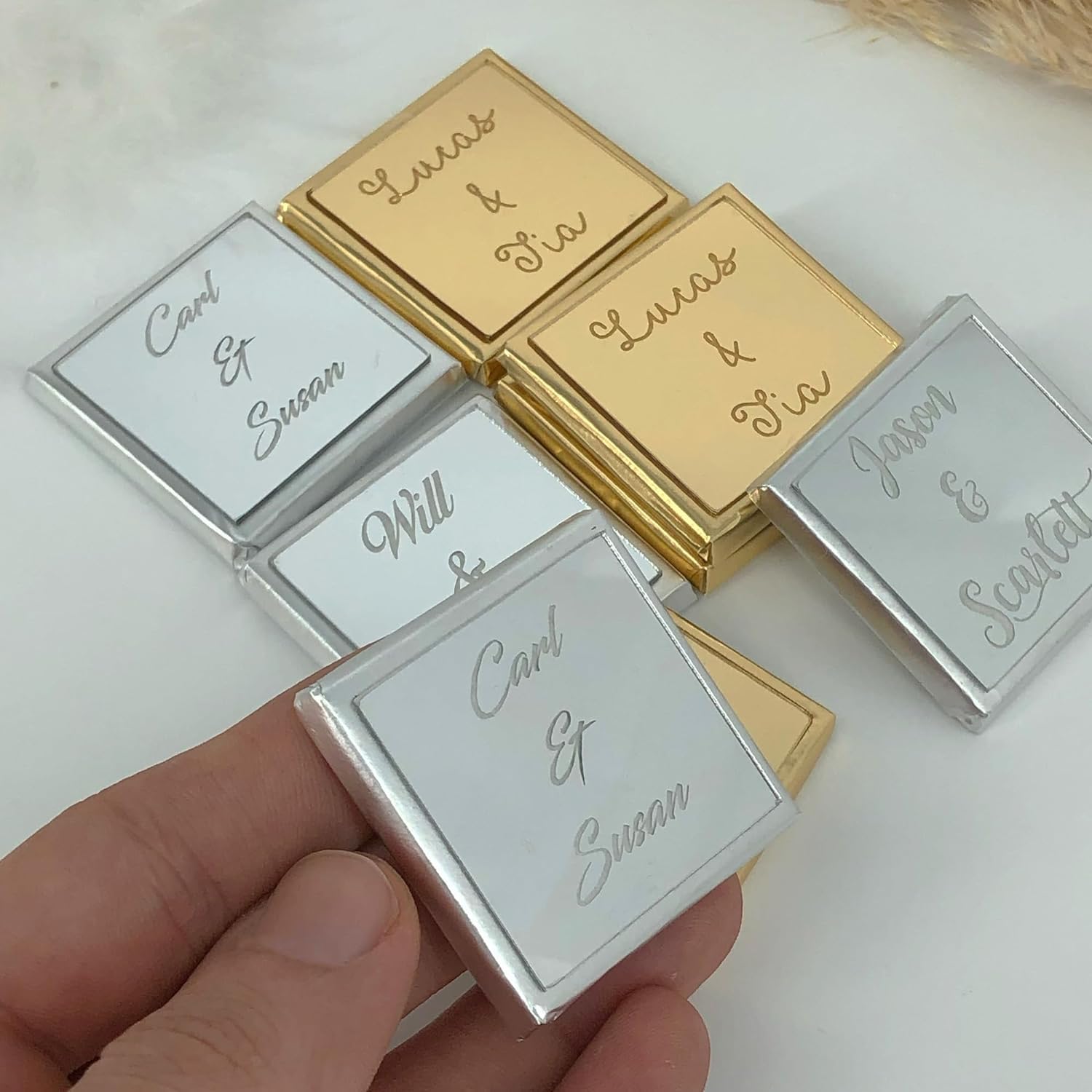 Satz von 50 personalisierte Pralinen für Hochzeit Gefälligkeiten, Verlobung Pralinen, Bulk-Geschenke für die Gäste als Partygeschenke