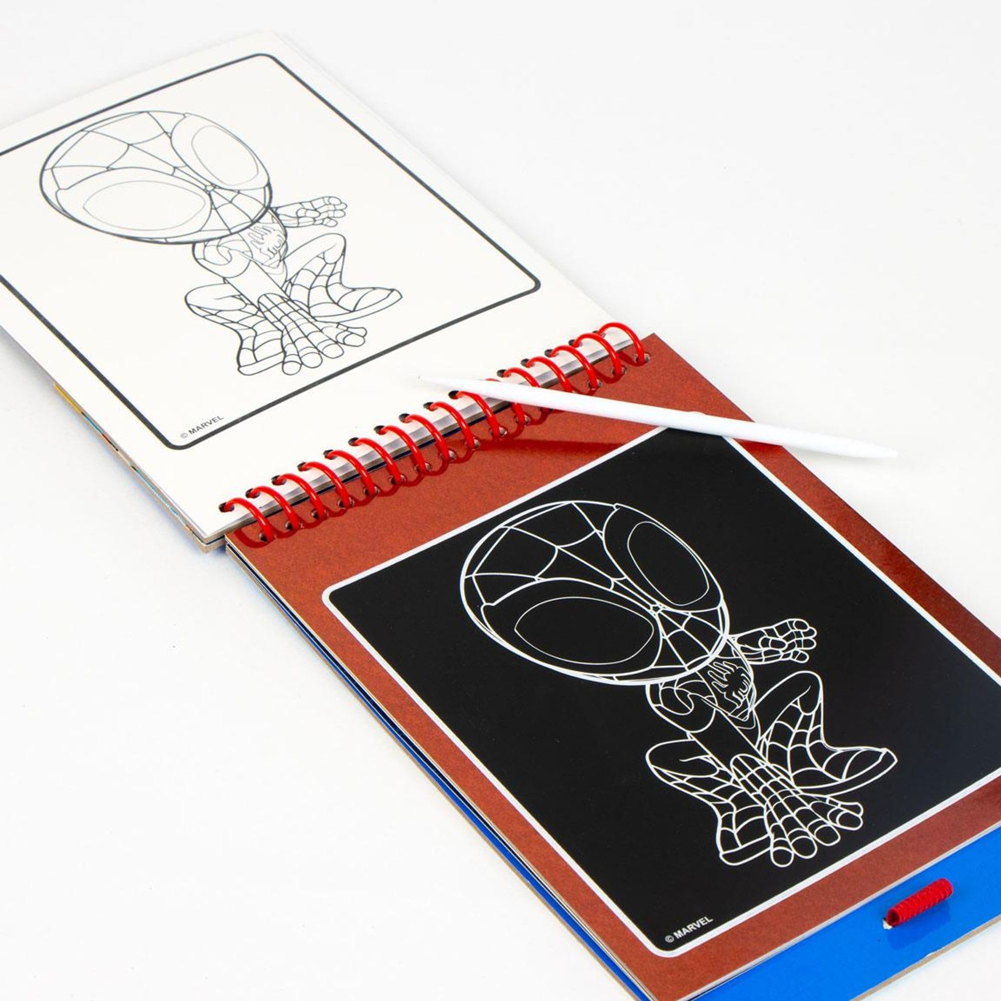 Set De Papelería Scratch Book Spidey – Cuaderno Mágico Para Raspar Con Stickers Y Lápices, Kit Creativo Oficial Marvel Para Niños, Ideal Para Viajes