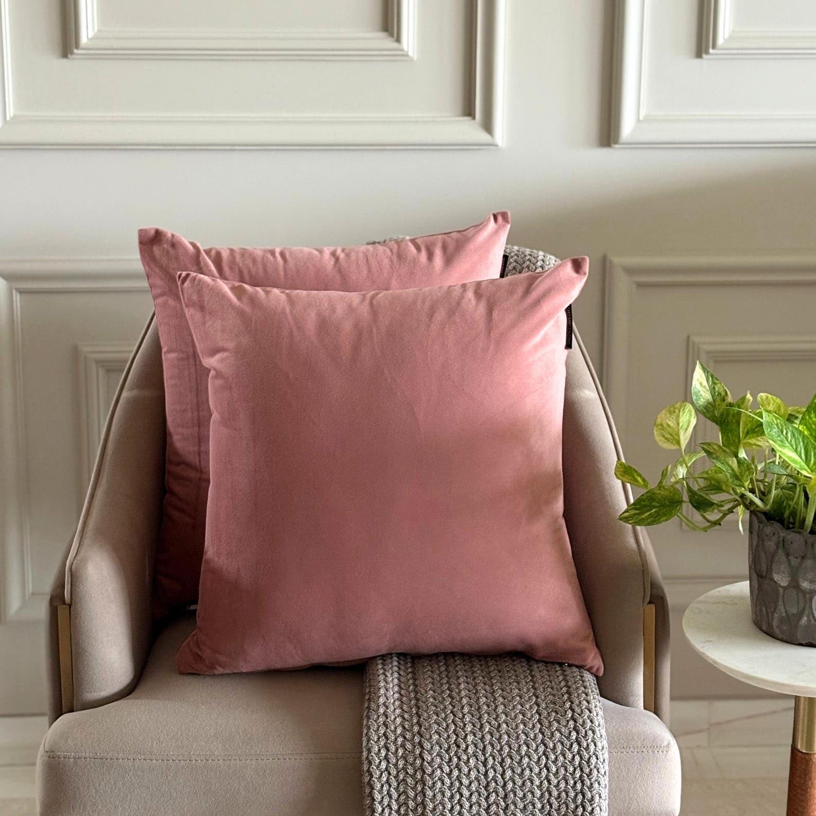The HomeCentric Rose Blush Luxe Housses de Coussin 60x60 cm | Paquet de 2 Moderne Velours Housse de Coussin | Couleur Unie Taies d'oreiller pour canapé, Chambre et Salon - Blush Pink Velvet