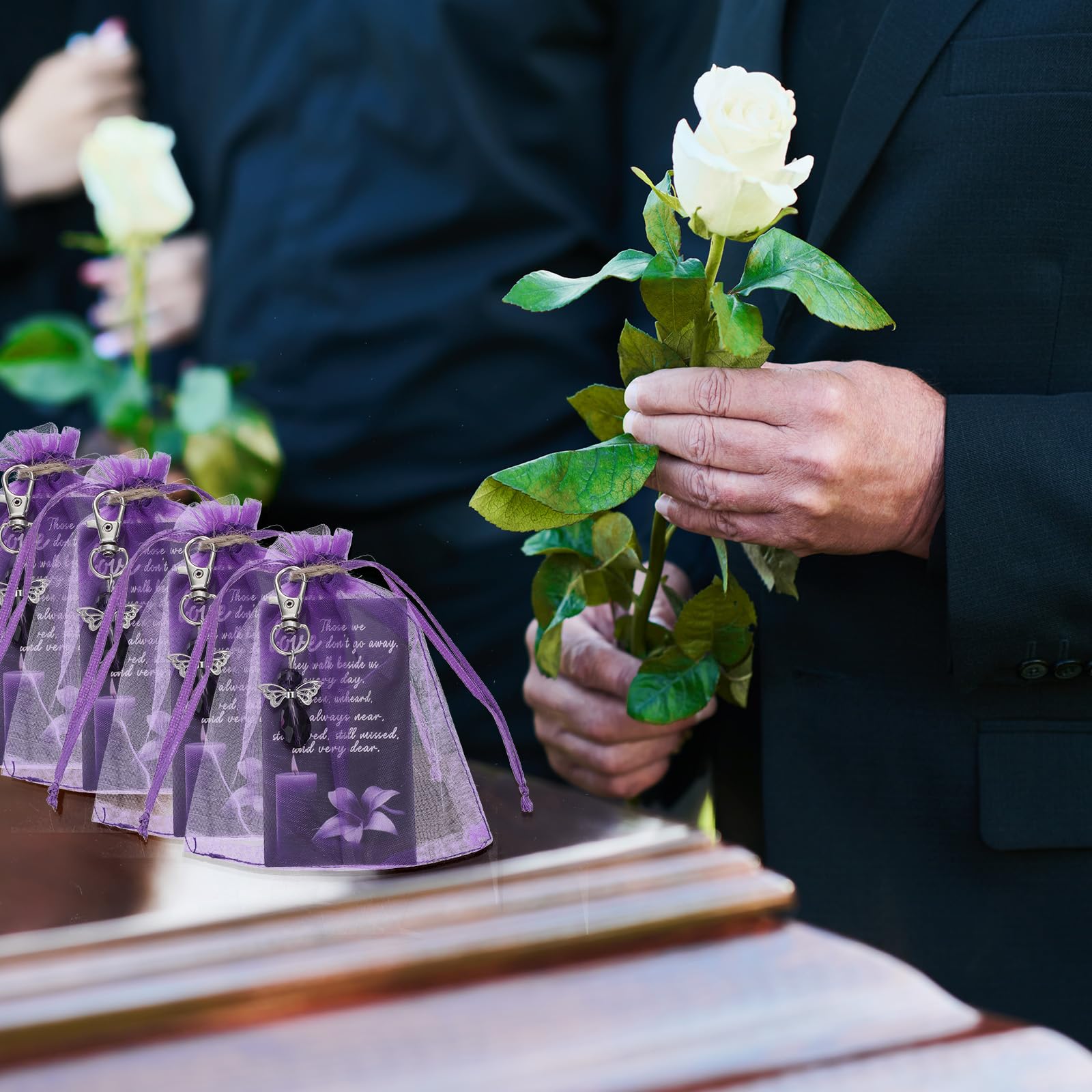Set di 60 bomboniere funerarie, portachiavi viola con strass con biglietti di ringraziamento e sacchetti in organza da 10 x 10 cm, regali per ospiti, simpatia e ringraziamento