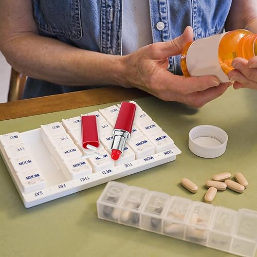 Miniatura 7 de STOBOK Lápiz labial falso realista caja de plástico falso lápiz labial caja de almacenamiento portátil de lápiz labial de desviación joyería lata